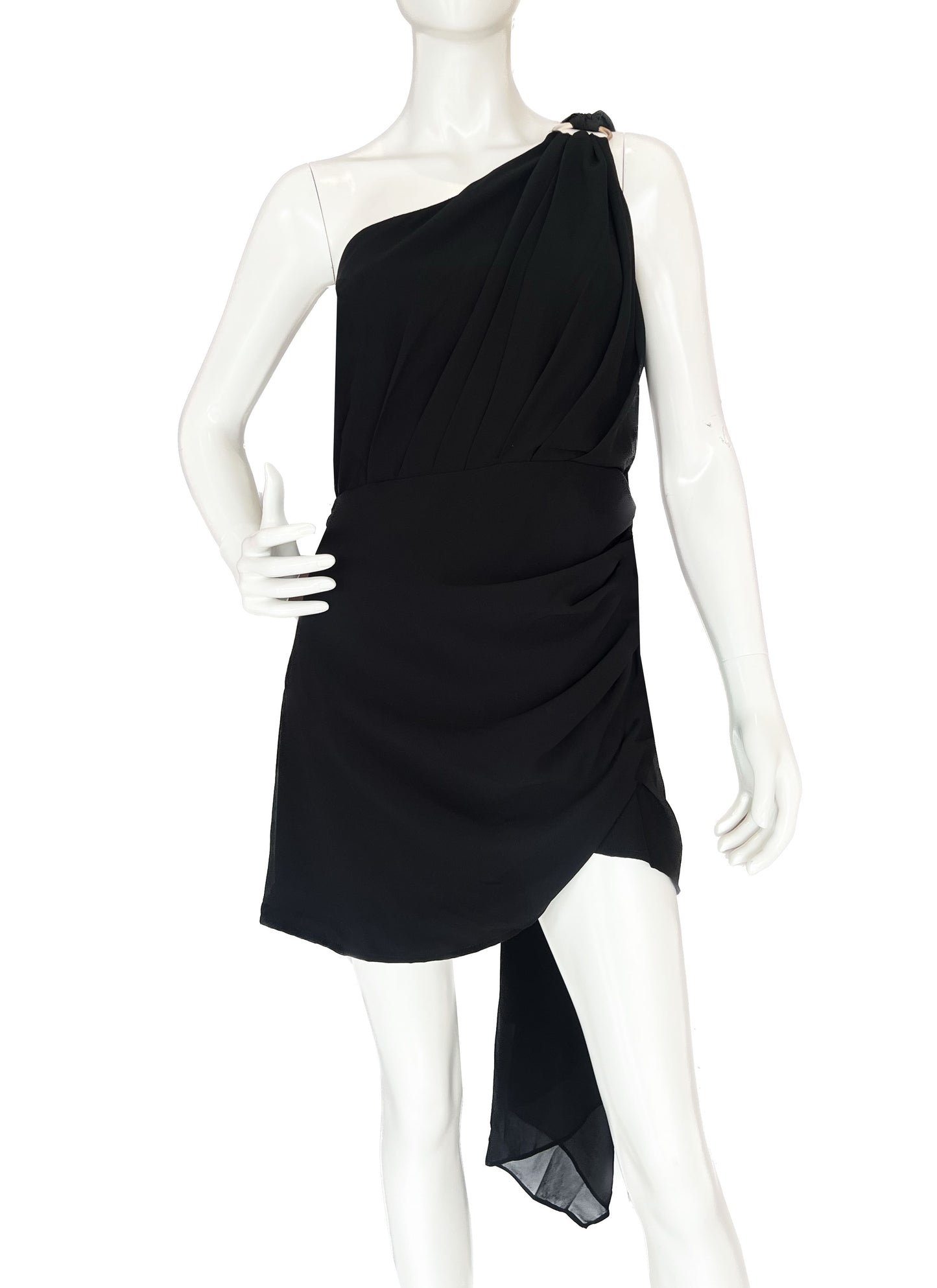 Vestido corto con colgante en hombro.