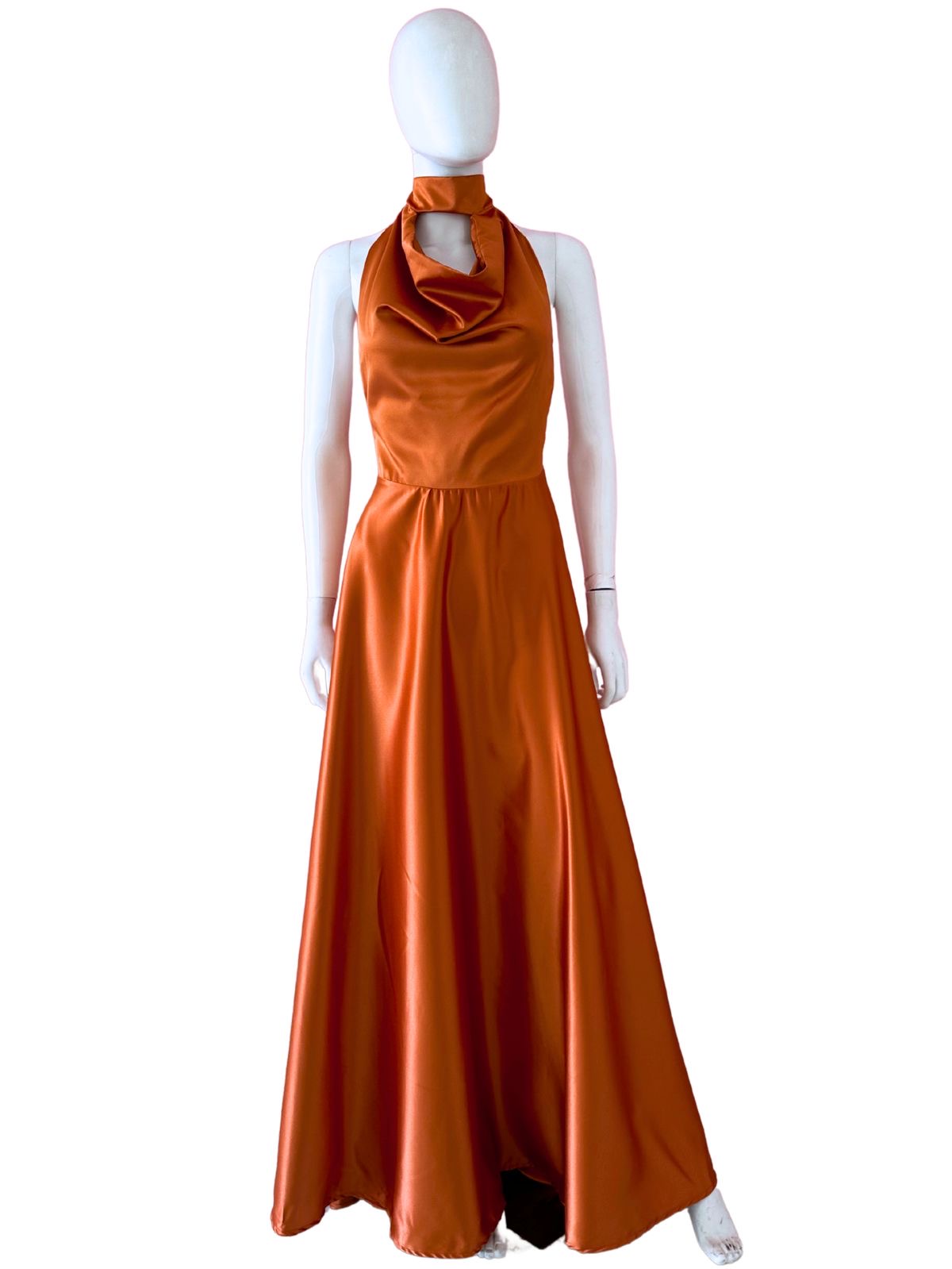 Vestido cuello colgante chedrón