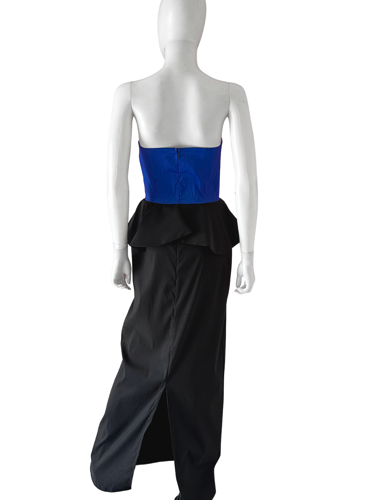 Vestido peplum strapless negro con azul rey