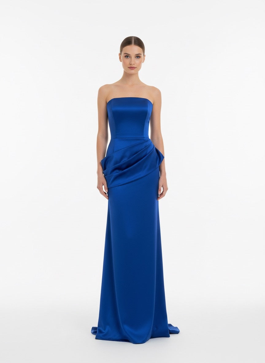 Vestido strapless con detalle en cadera azul rey
