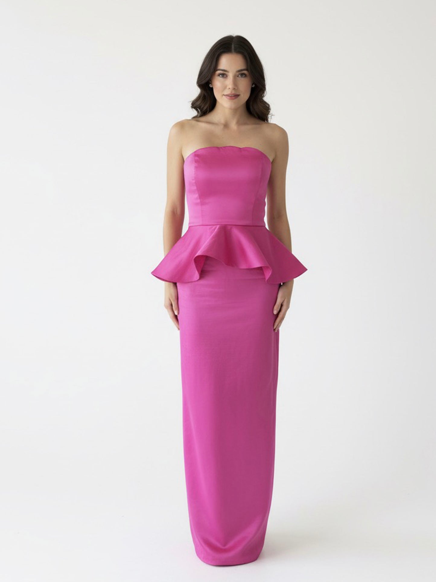 Vestido peplum strapless rosa.