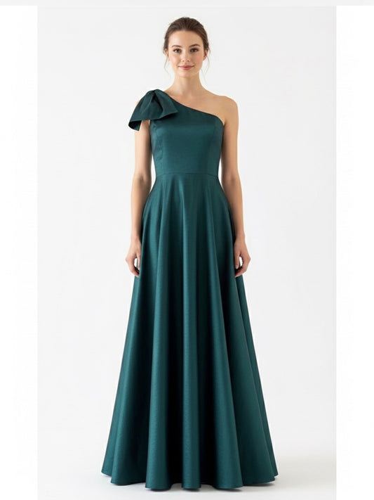 Vestido moño en hombro verde botella.