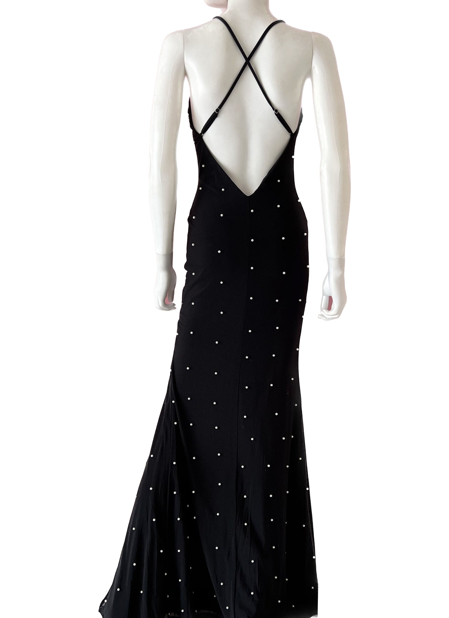 Vestido tirantes negro con perlas.