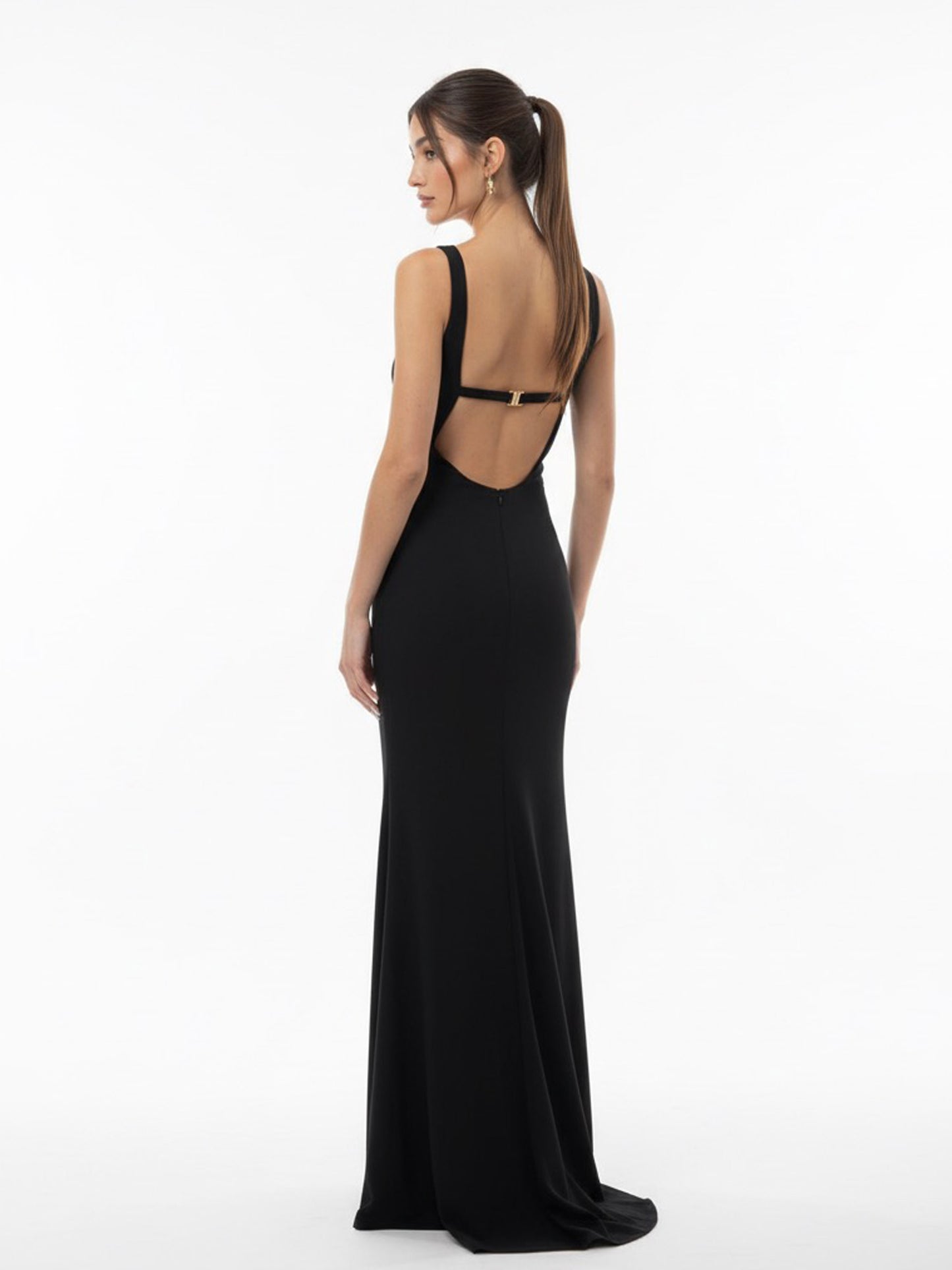 Vestido escote negro.