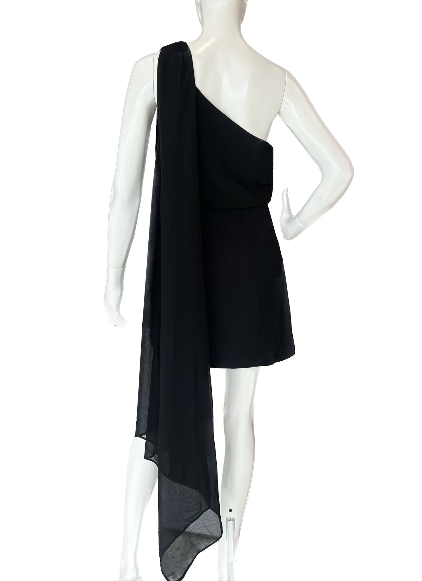 Vestido corto con colgante en hombro.