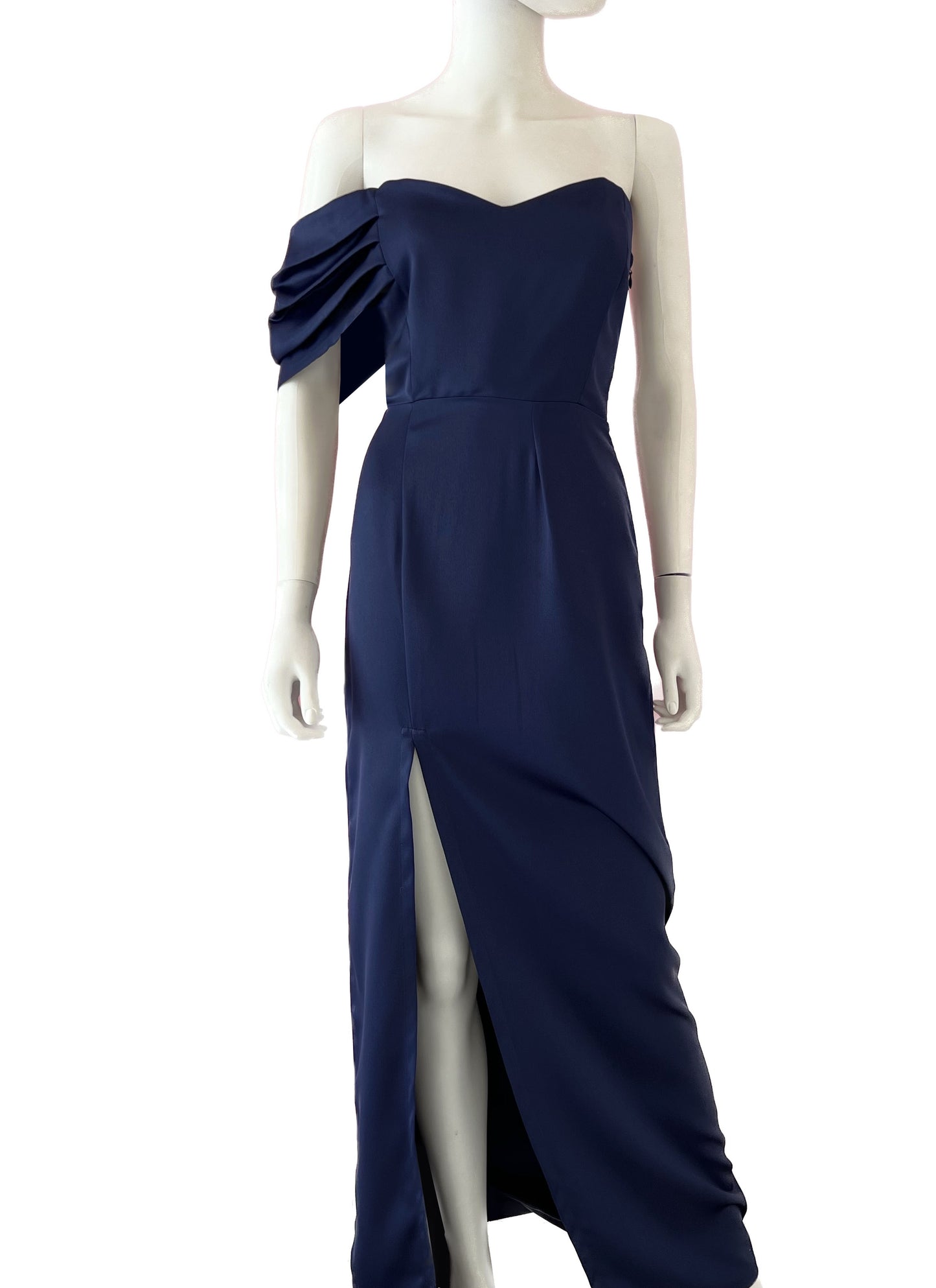 Vestido recto con detalle en brazo.