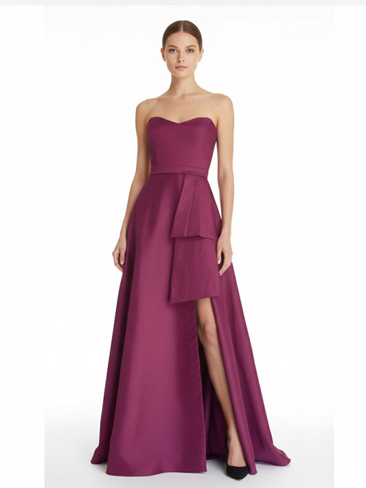 Vestido strapless moño en falda rosa.