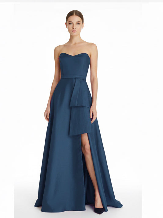 Vestido strapless moño en falda azul petroleo.