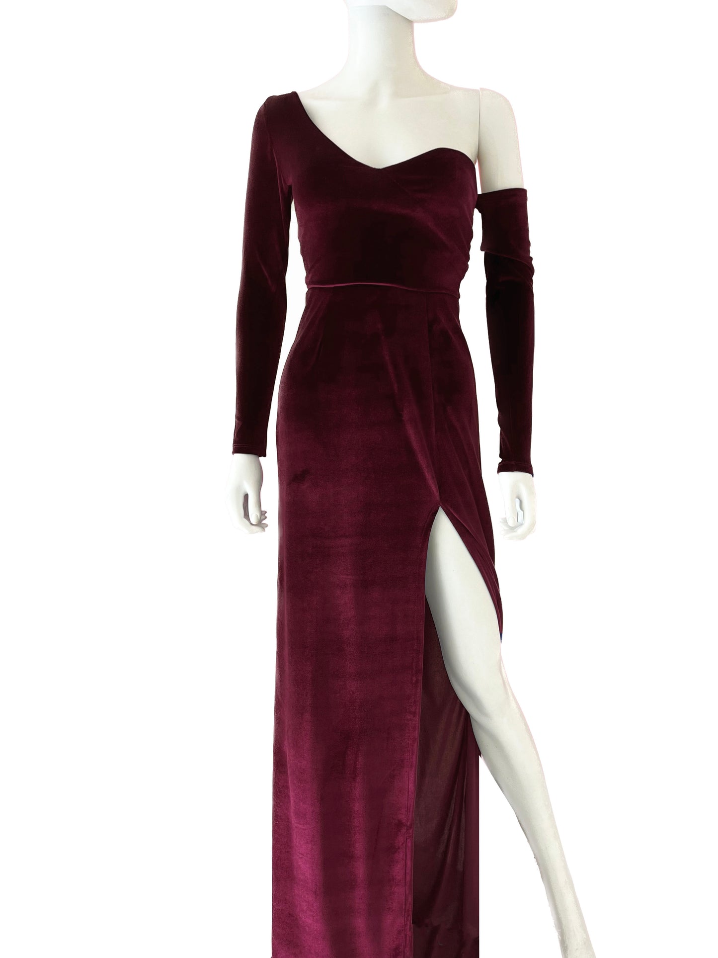 Vestido mangas asimetricas velvet tinto.