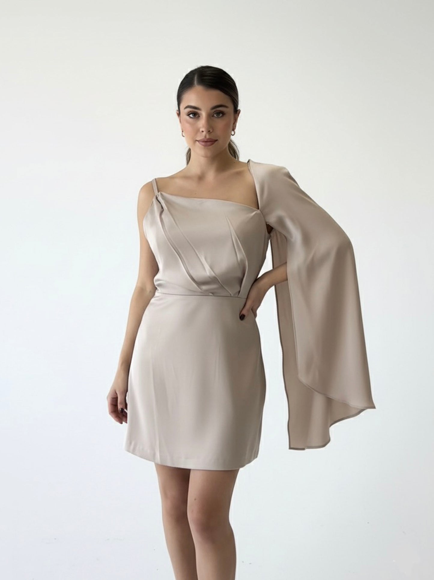 Vestido mini un tirante y manga colgante beige
