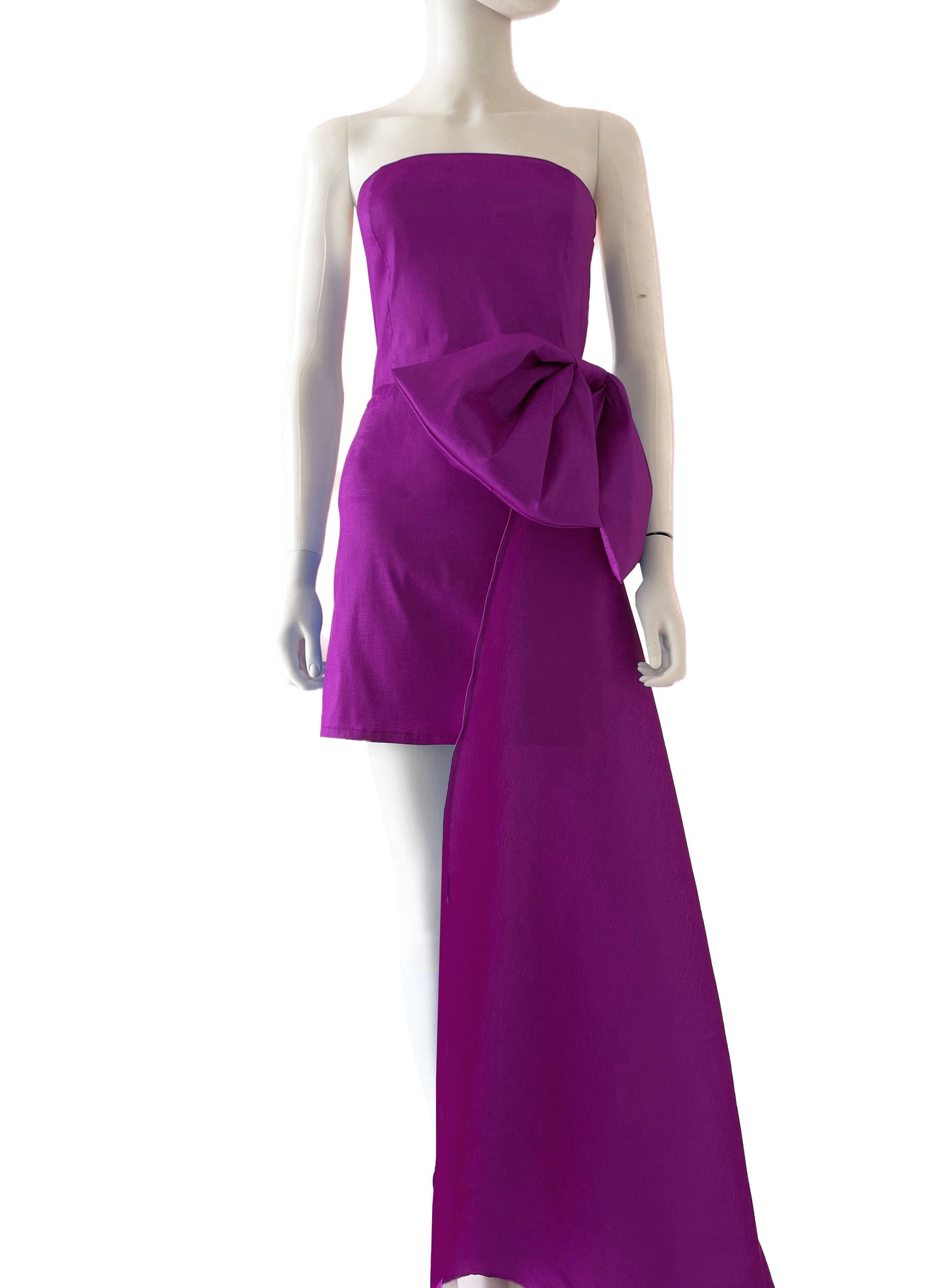 Vestido cauda lateral y moño corto buga