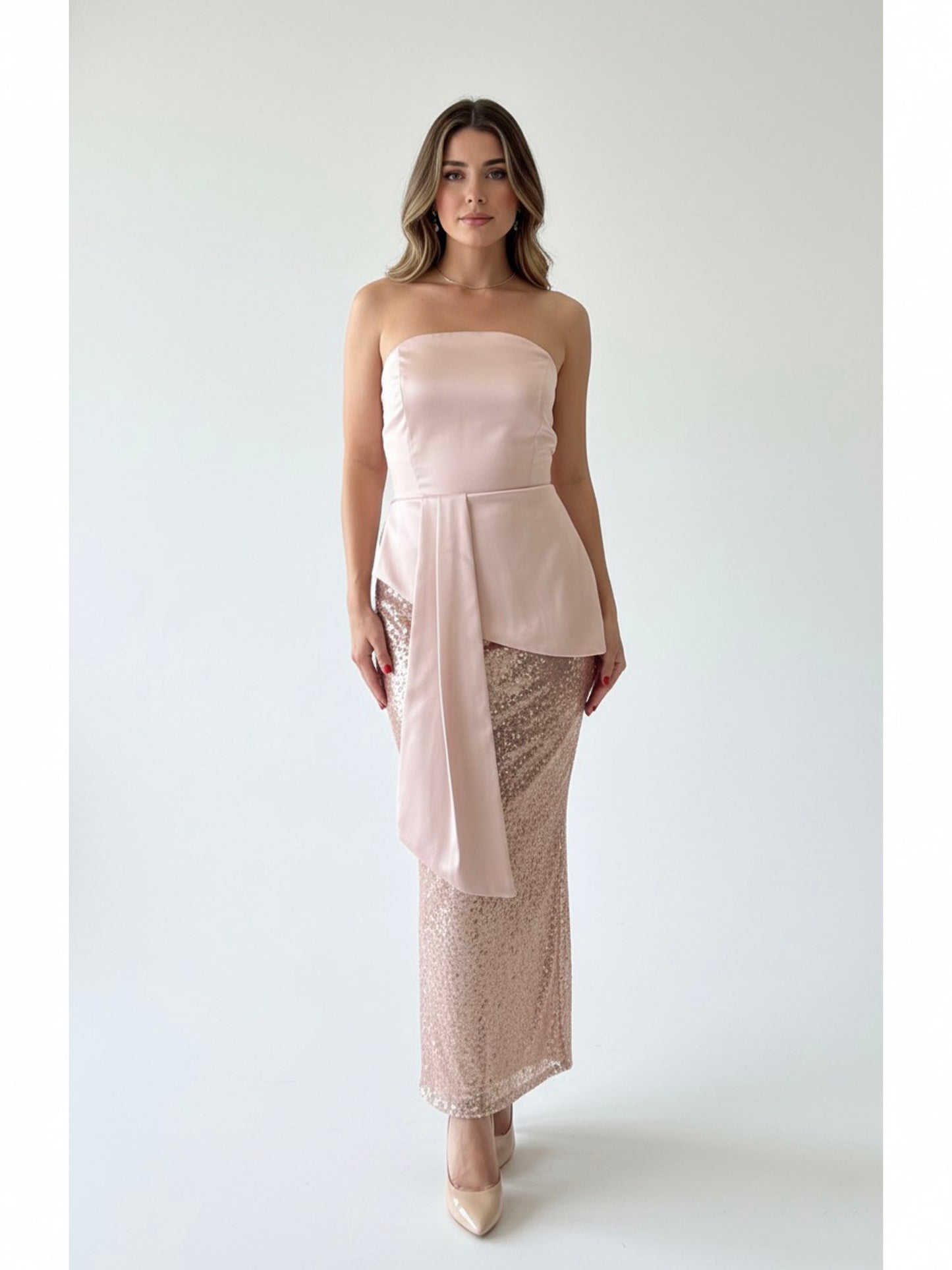 Vestido strapless falda lentejuela rosa palo midi.