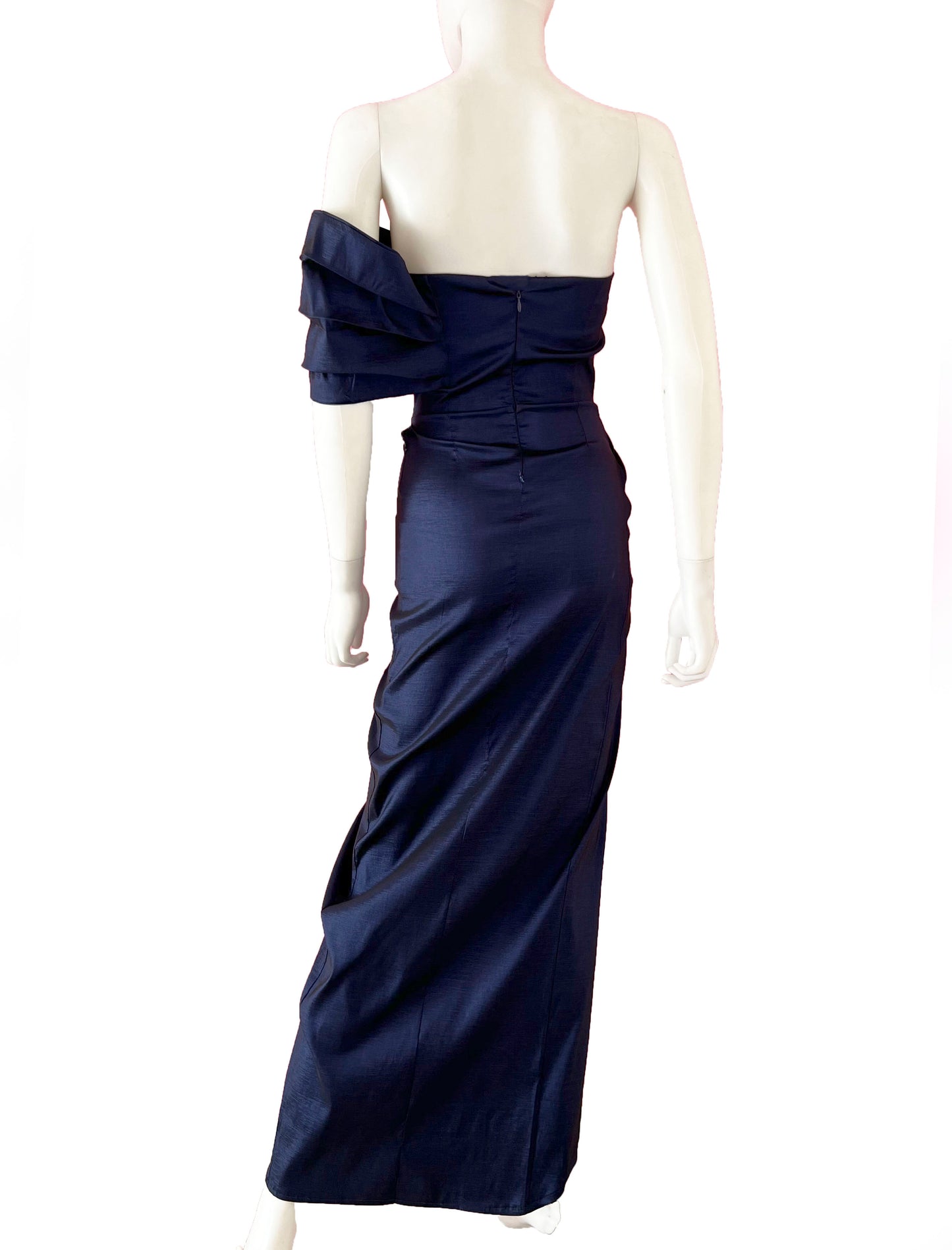 Vestido tulipán una manga azul marino.