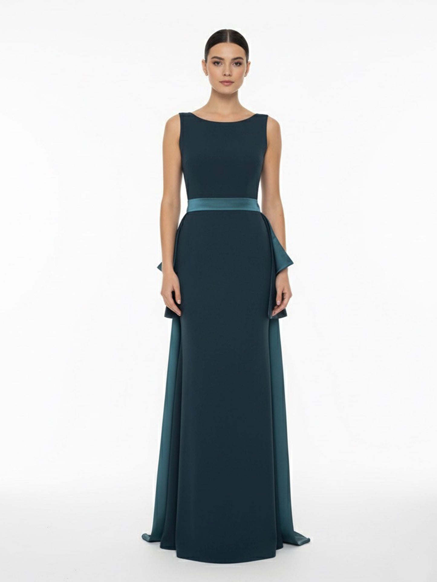 Vestido cauda con volantes verde botella.