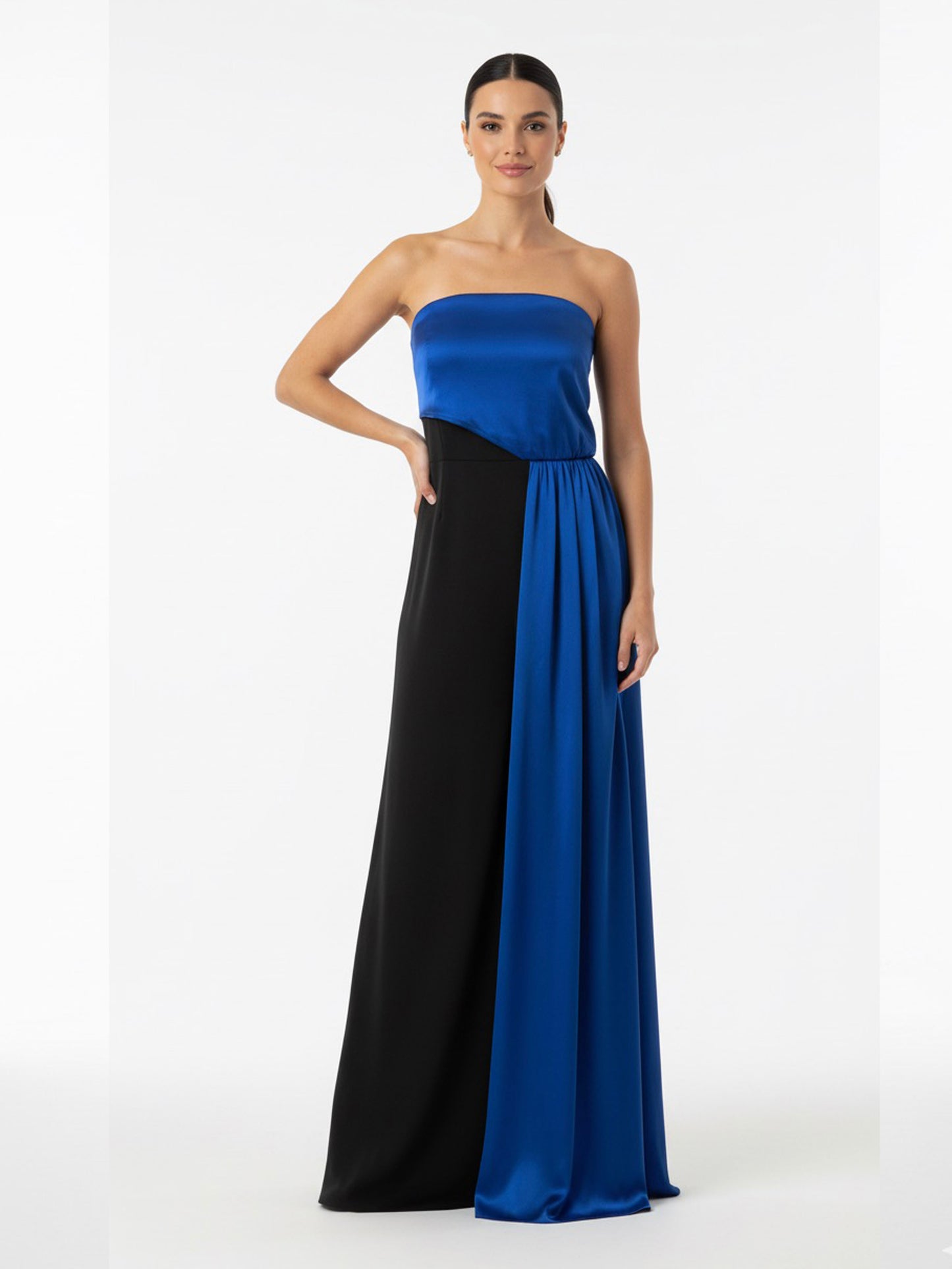 Vestido negro recto detalle cauda azul rey,
