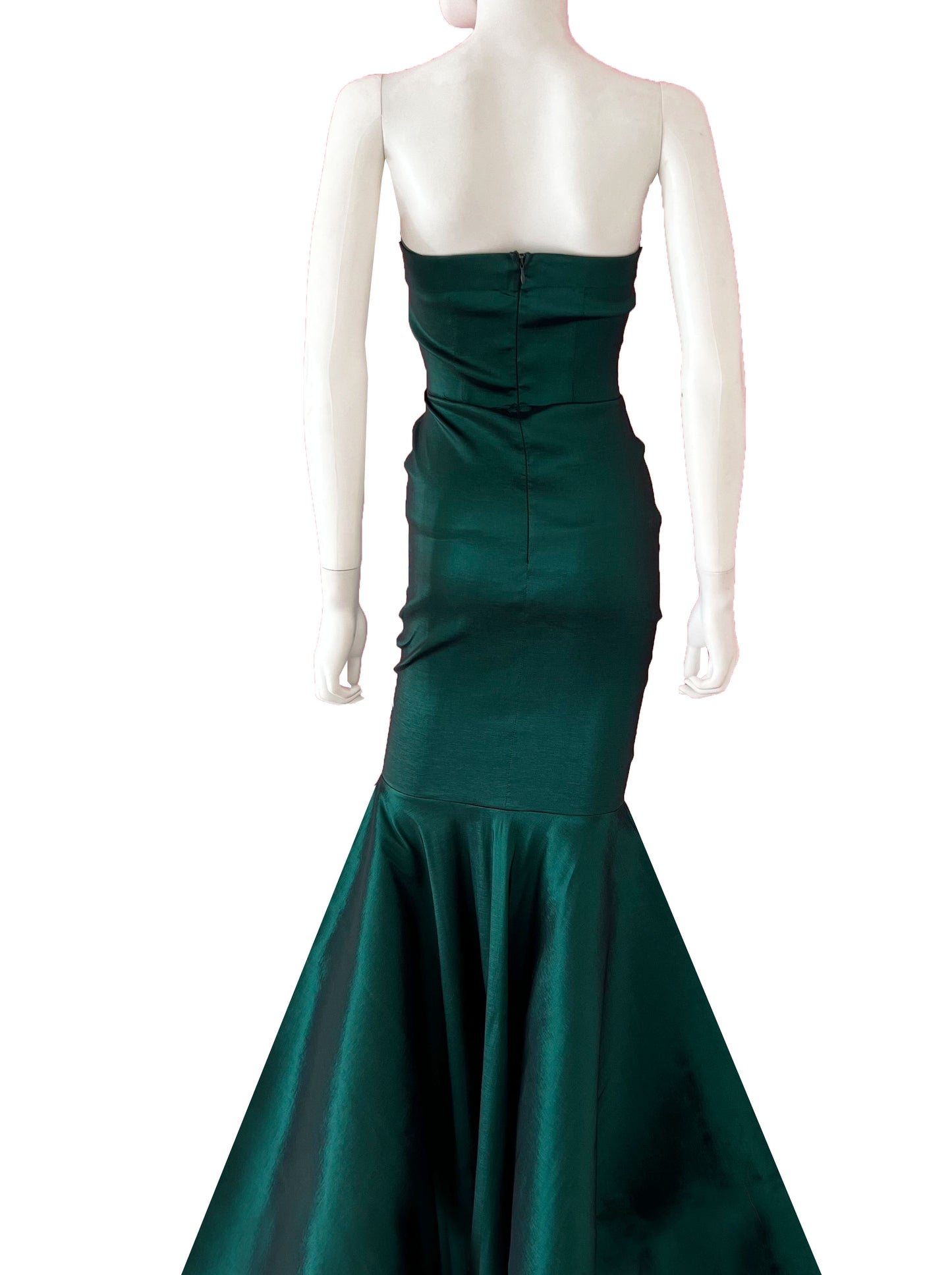 Vestido sirena strapless verde.