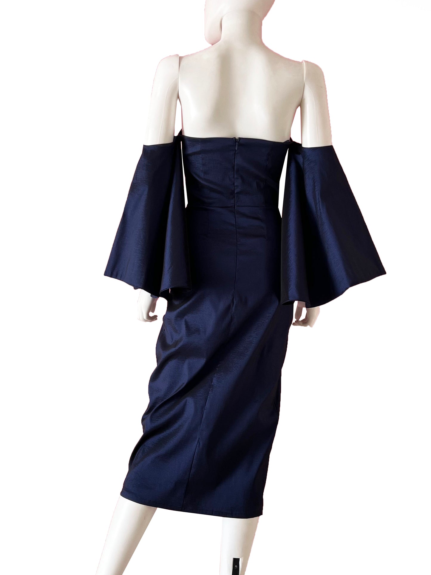 Vestido manga oversize midi azul marino.