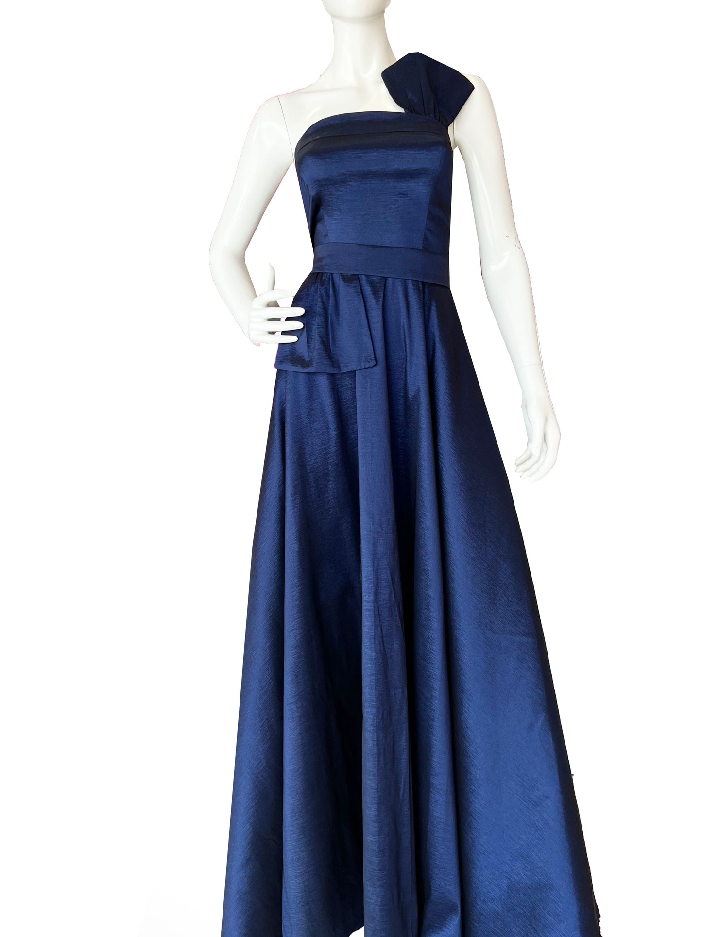 Vestido moños strapless azul marino.