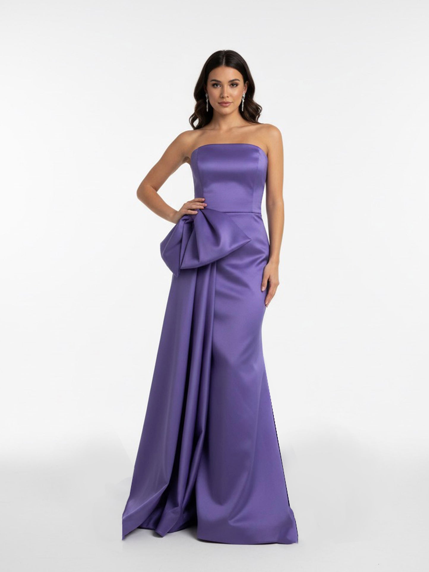 Vestido cauda lateral con moño lavanda.
