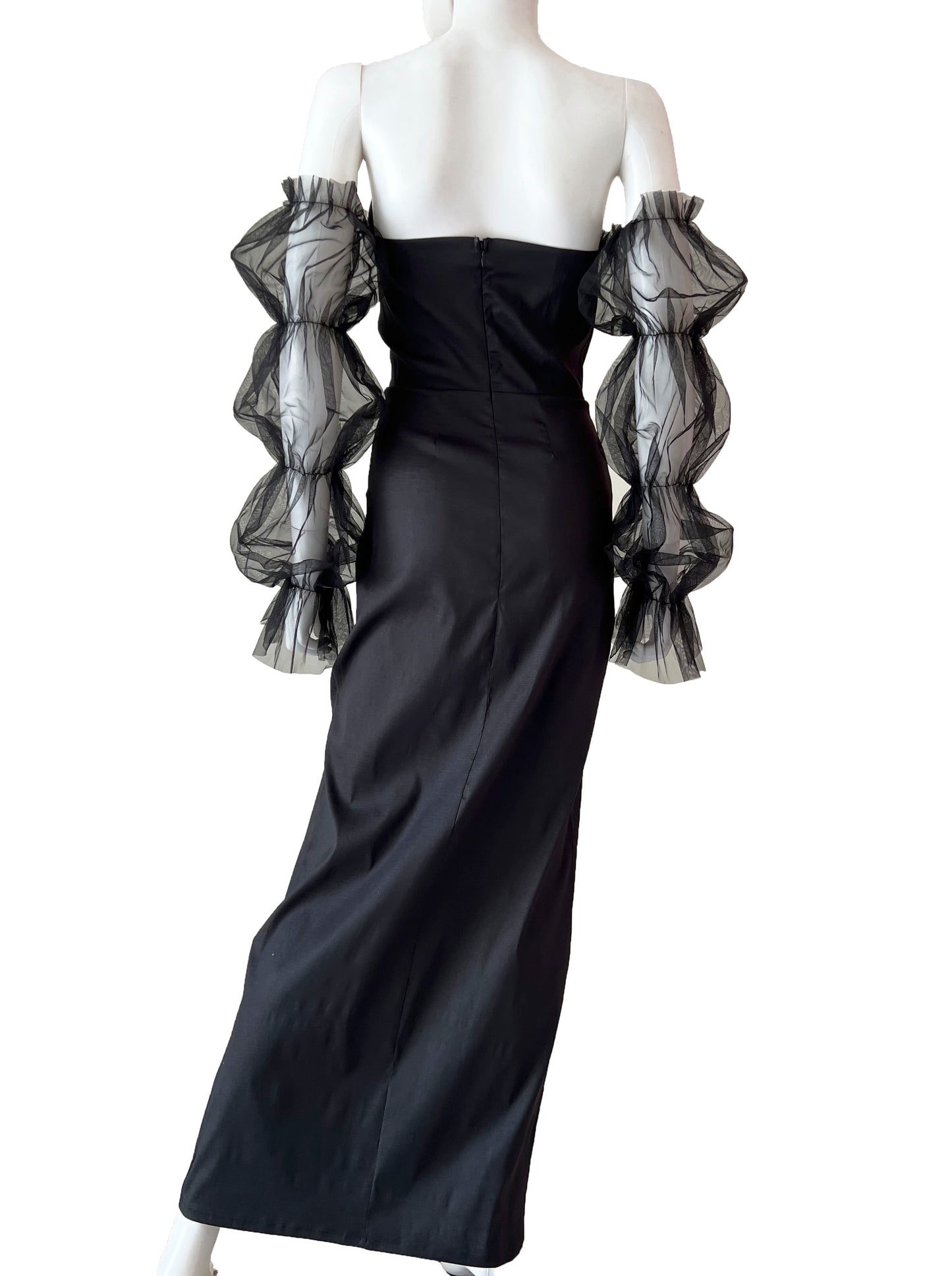 Vestido negro manga tul .