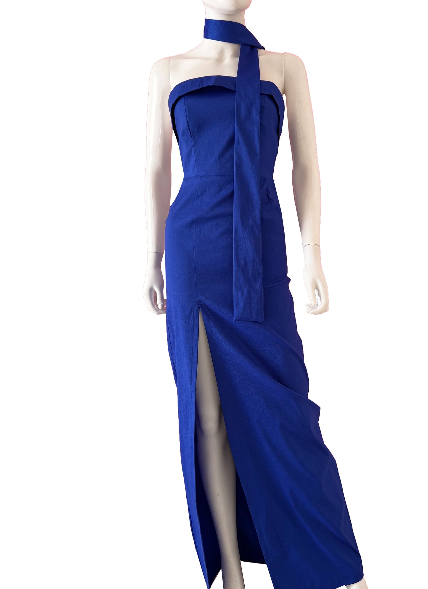 Vestido strapless cinta en cuello.