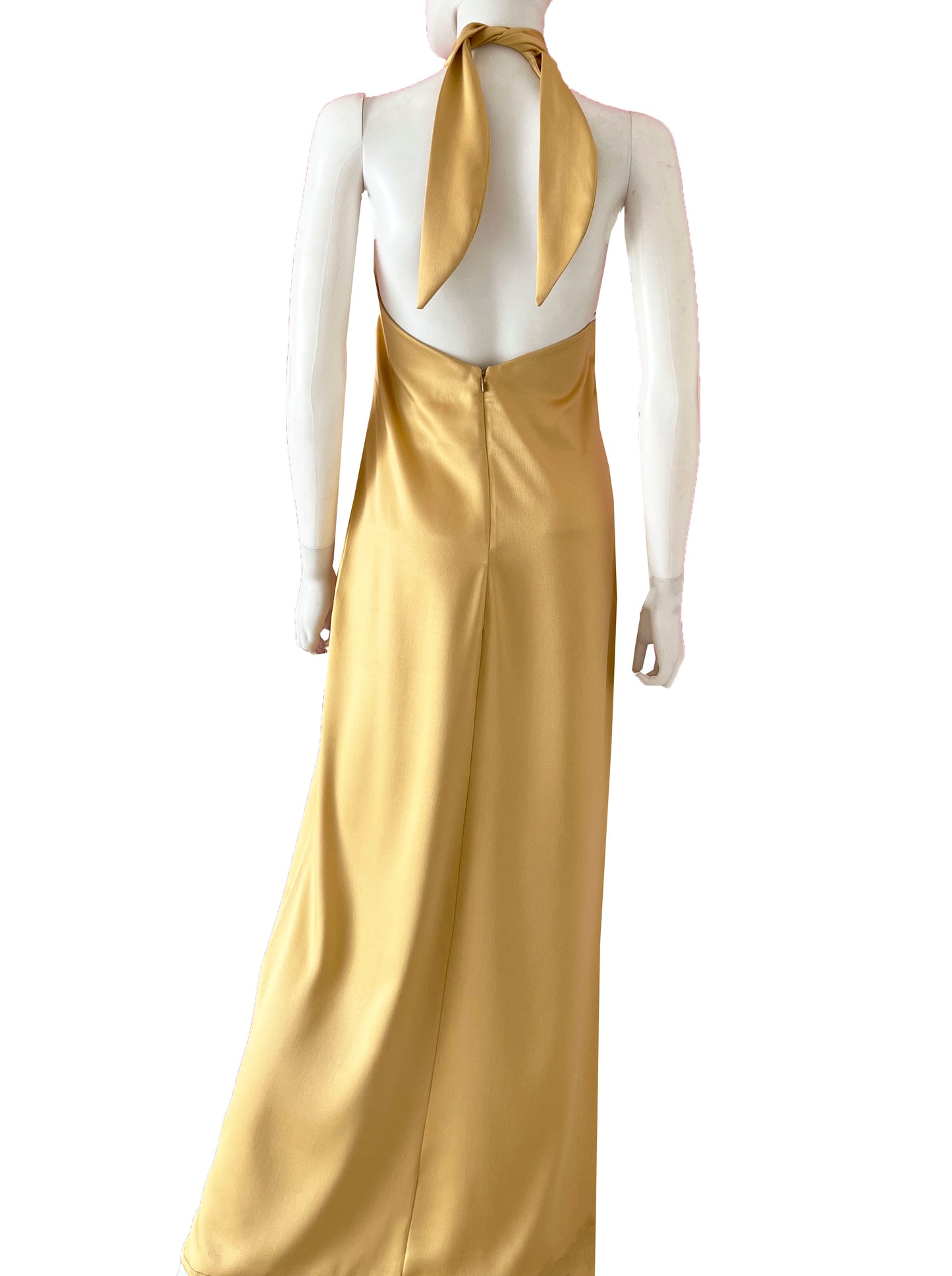 Vestido halter dorado.