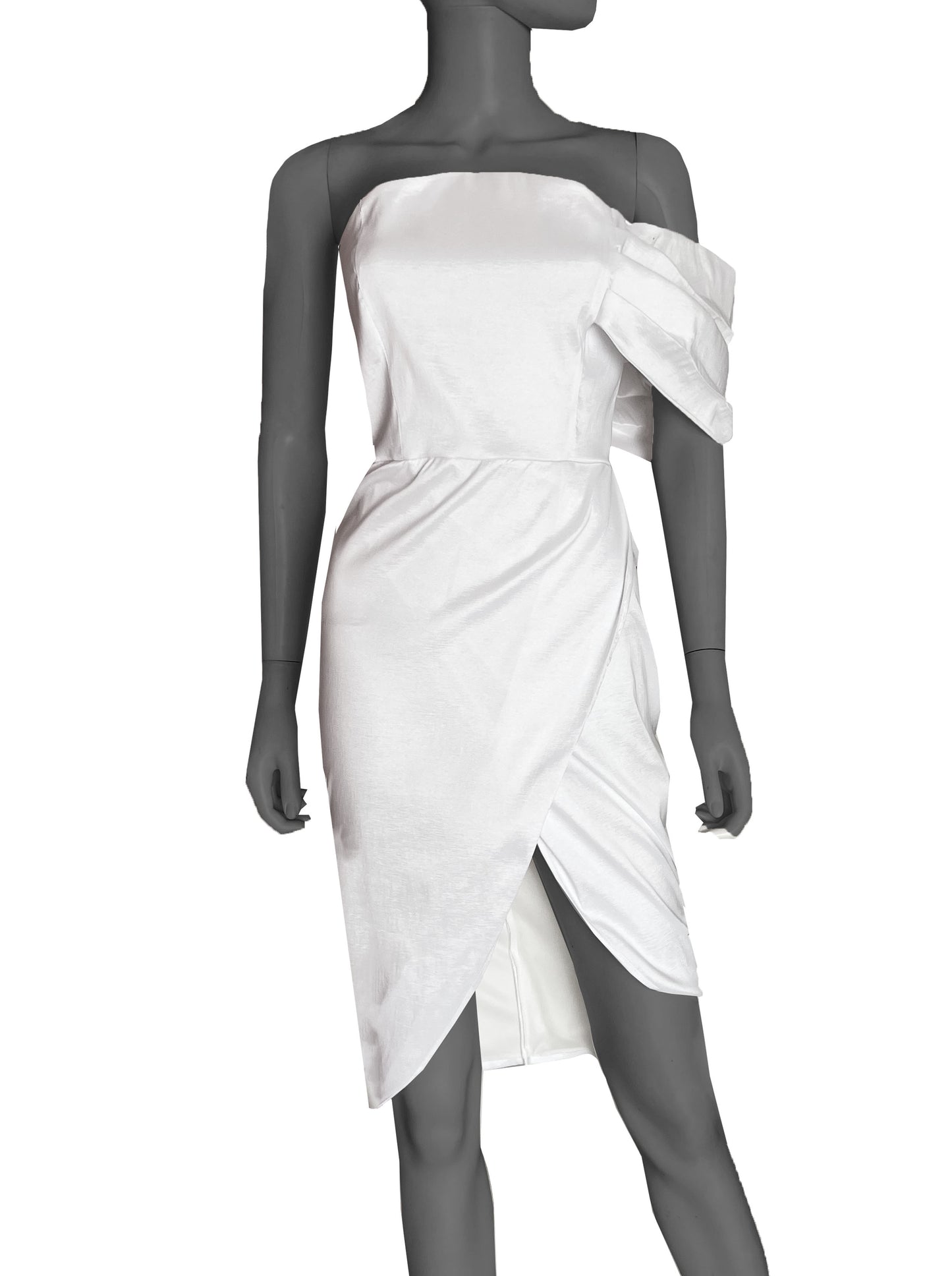 Vestido corto manga de lado blanco.