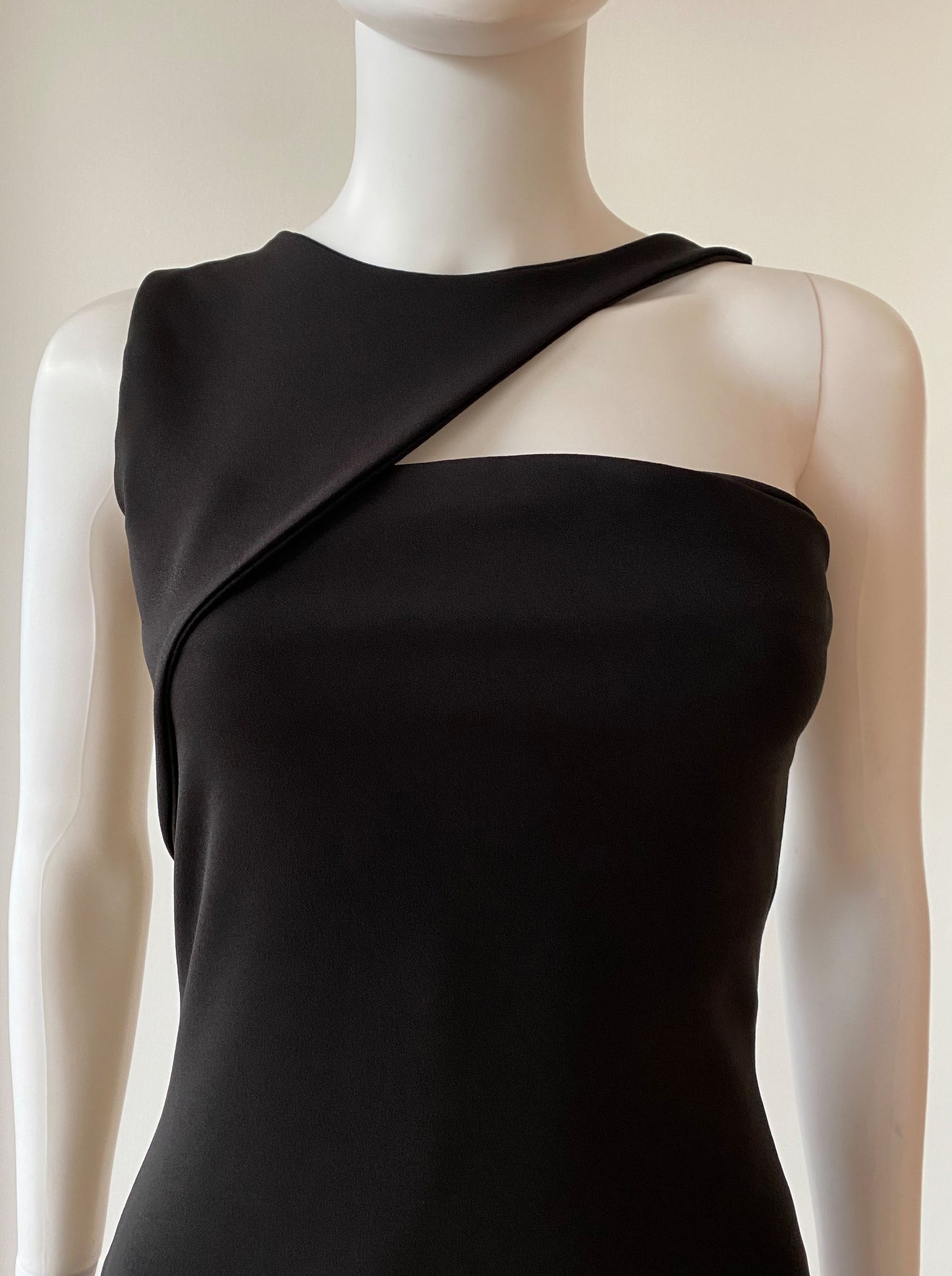 Vestido asimétrico negro.