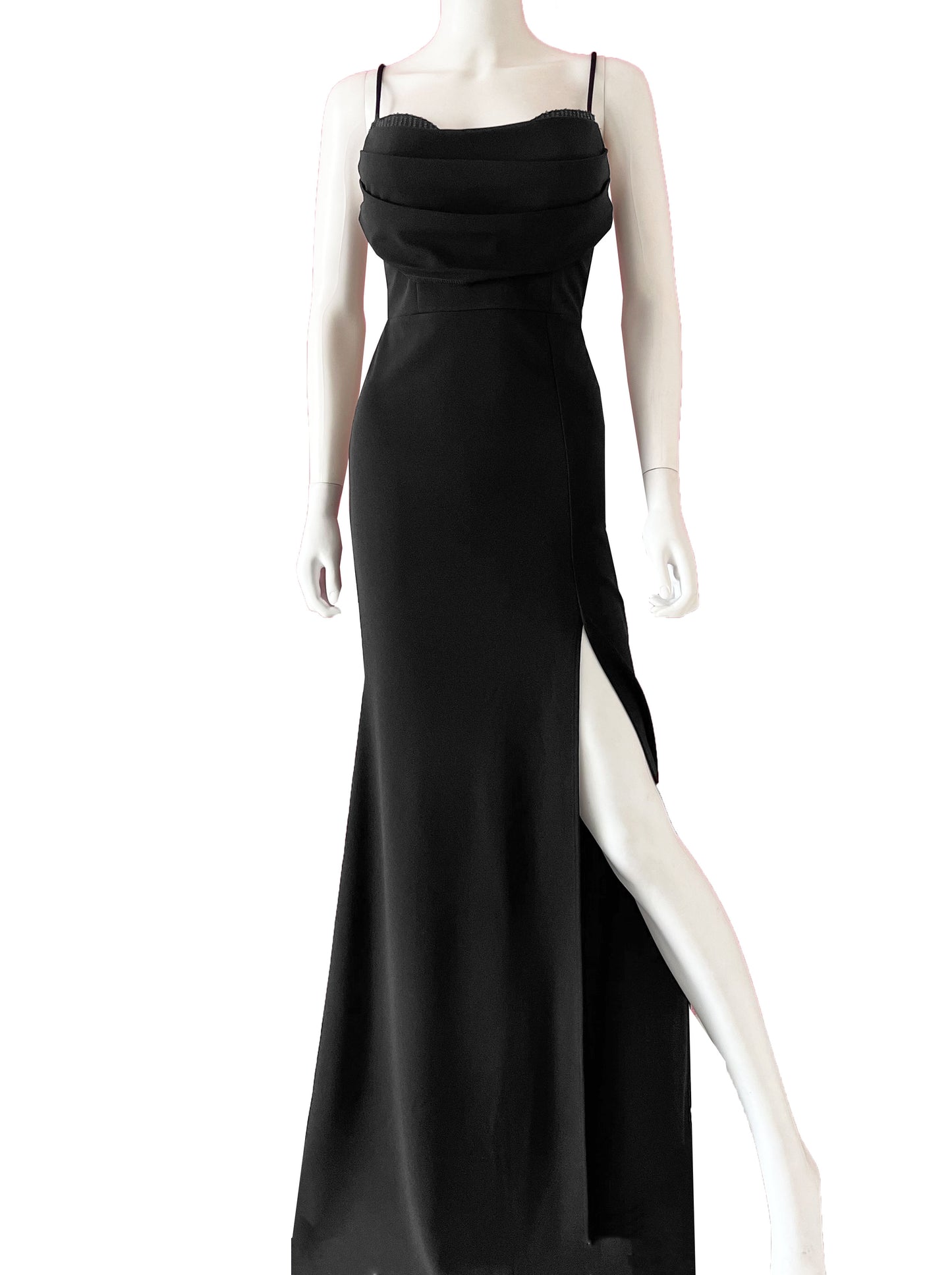 Vestido straps lentejuela en busto negro.