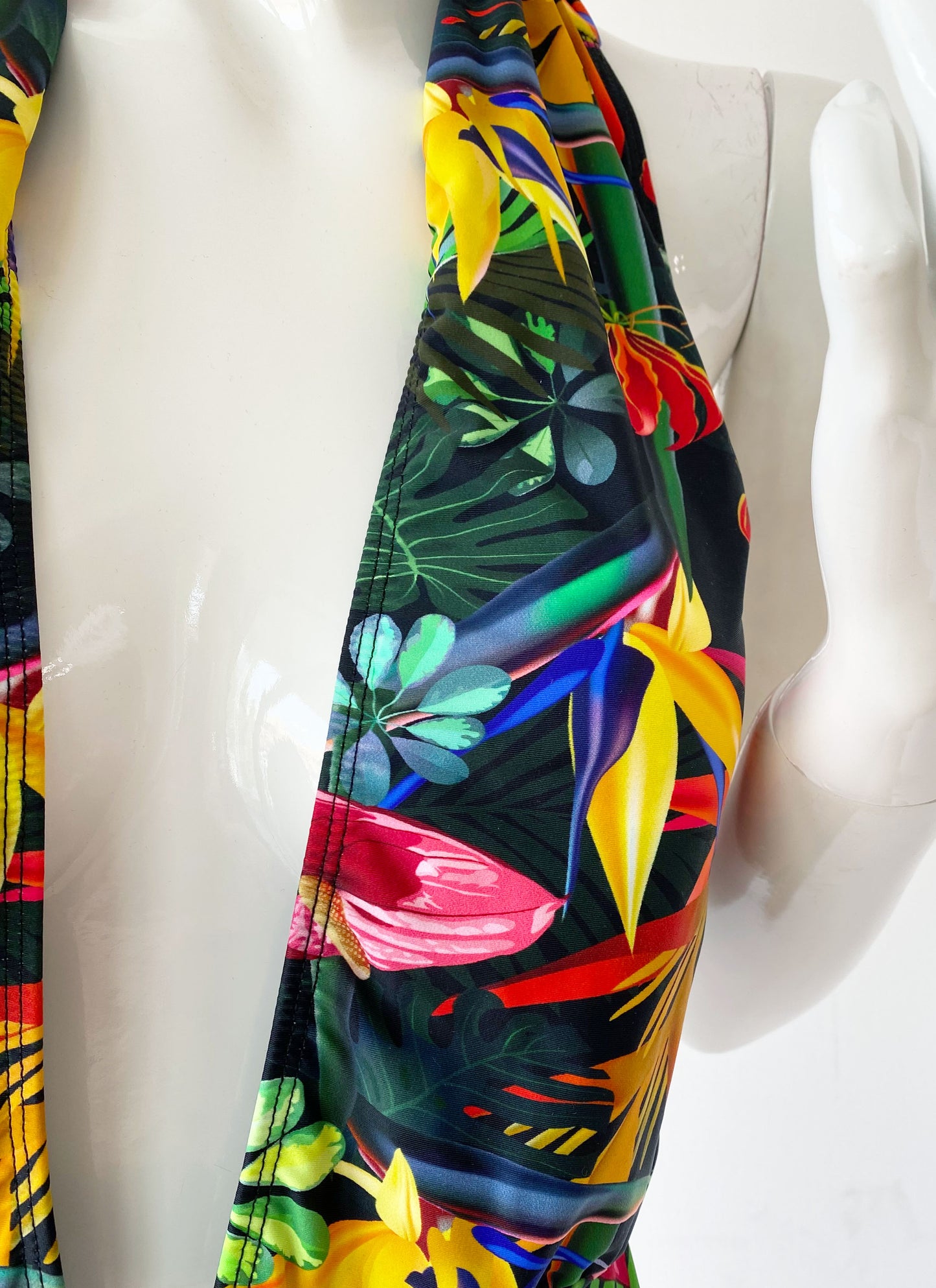 Monokini halter estampado.