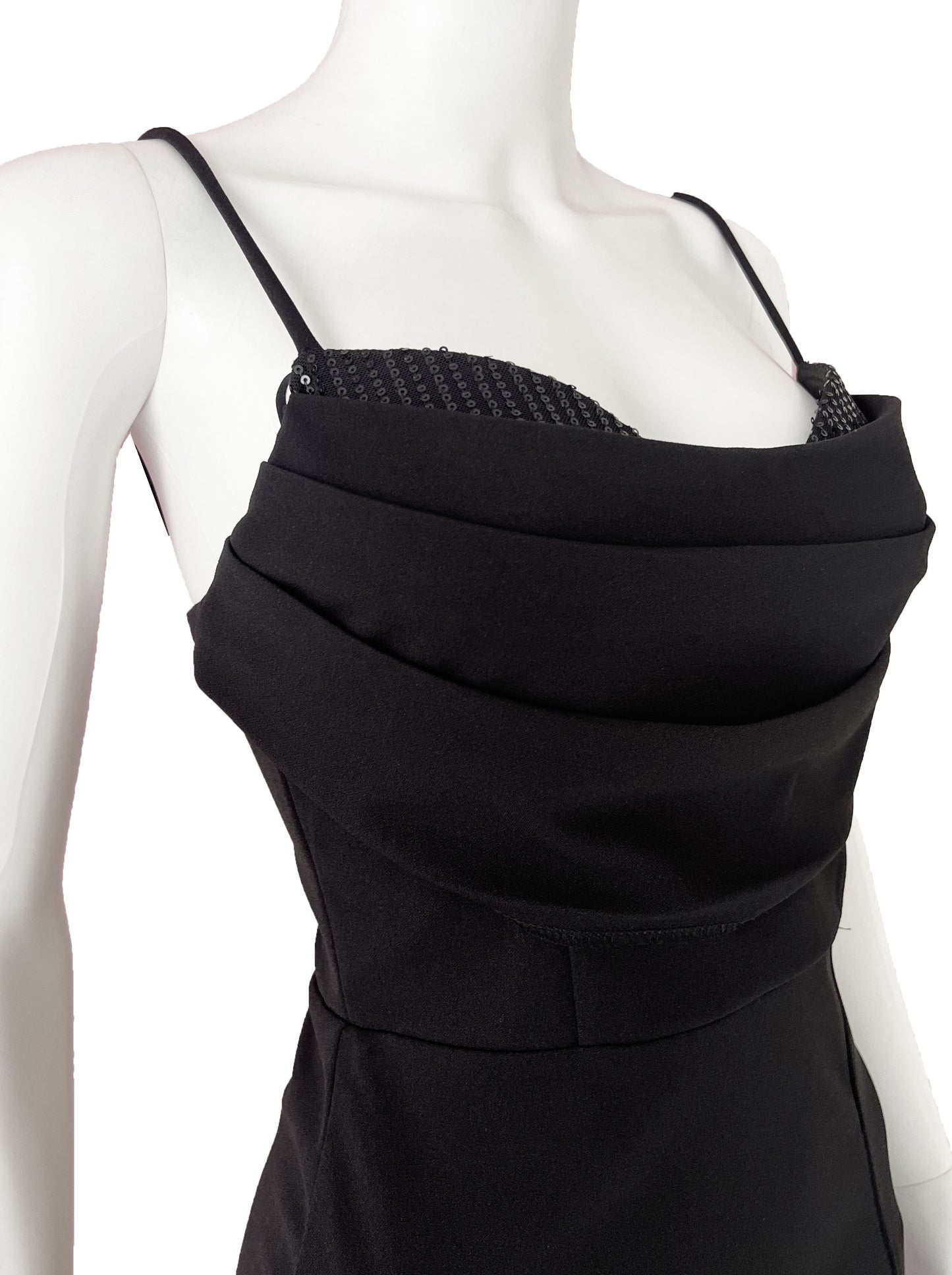 Vestido straps lentejuela en busto negro.