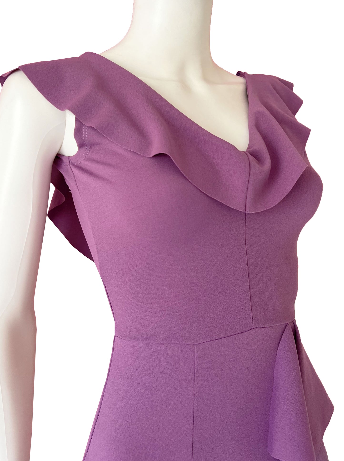 Vestido en V volantes morado.