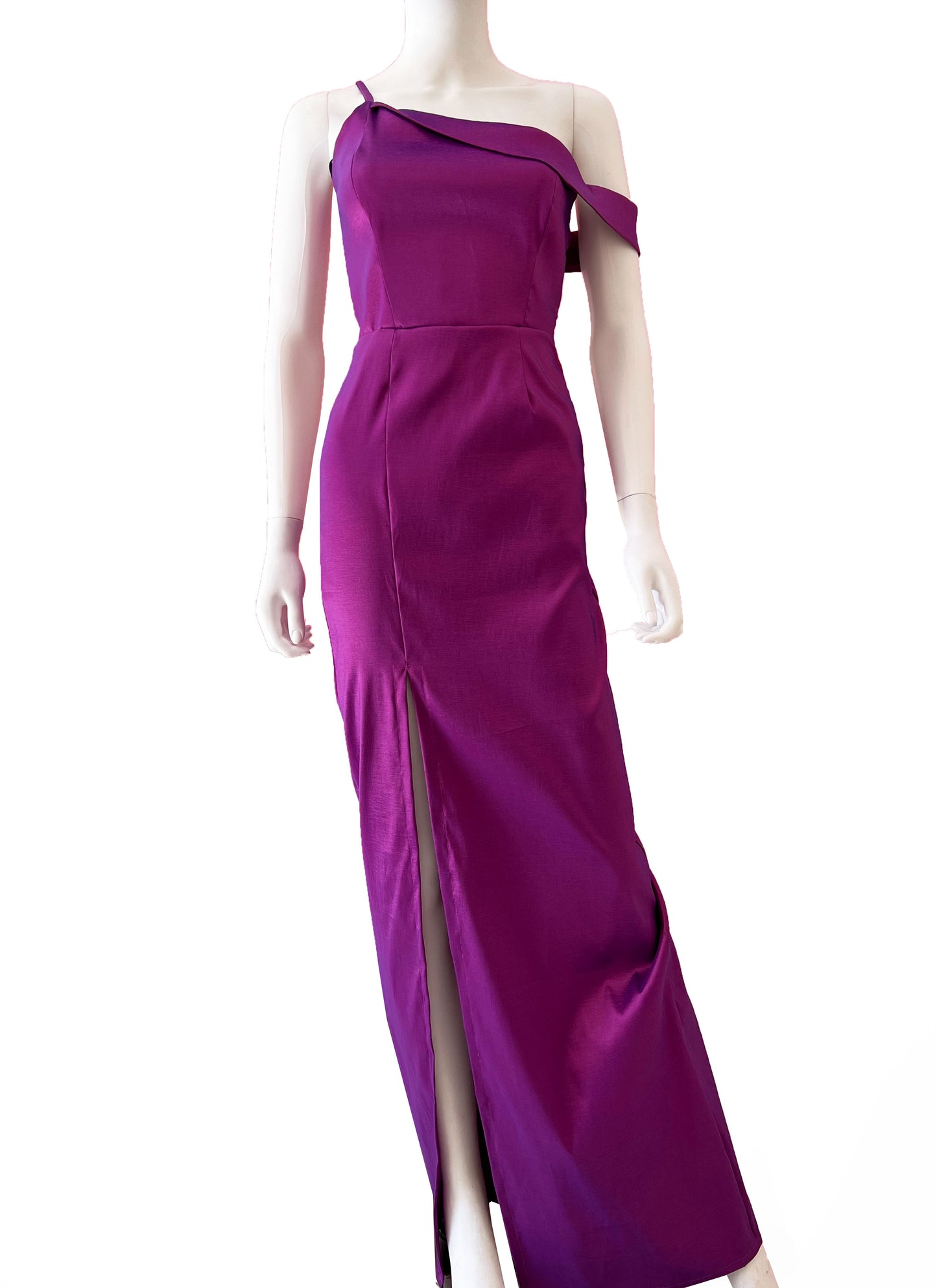 Vestido un tirante y manga caída magenta.