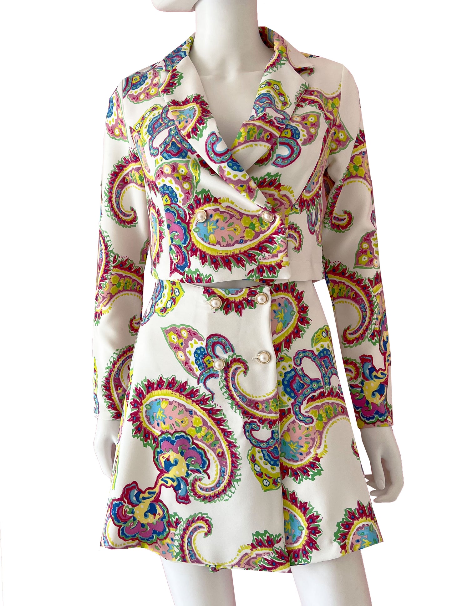 Set blazer y mini falda estampado blanco.