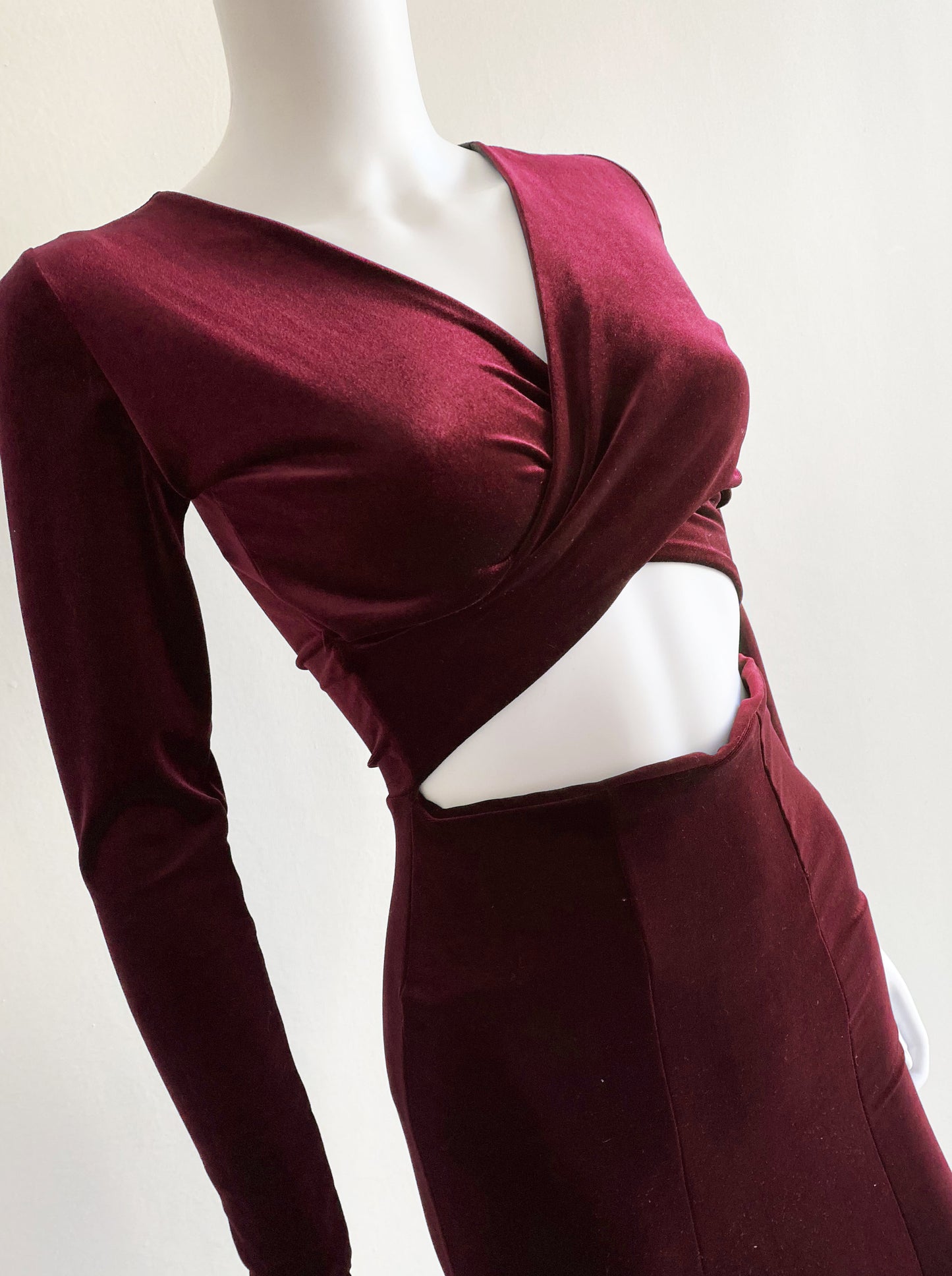 Vestido cruce en pecho velvet tinto.