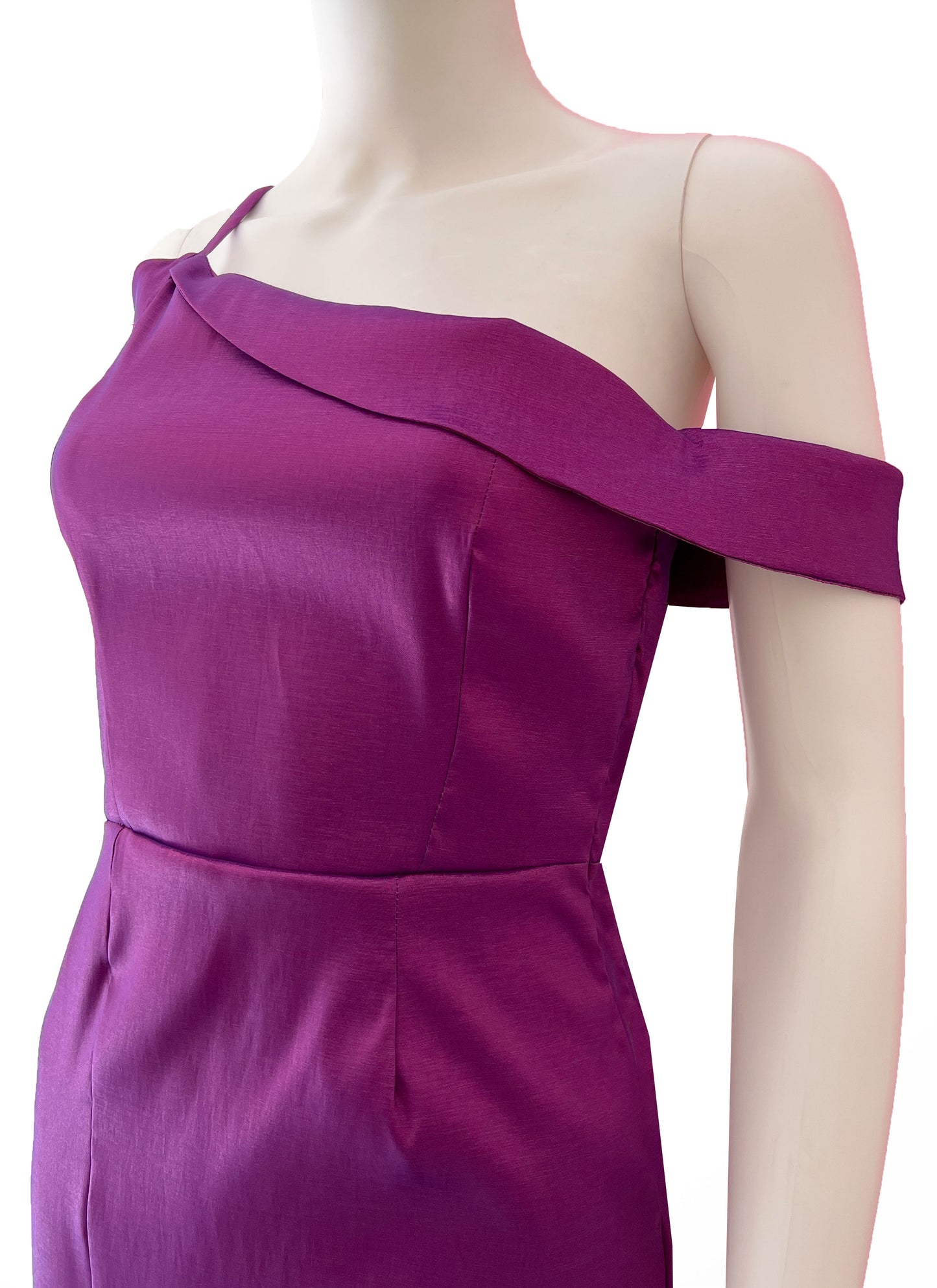 Vestido un tirante y manga caída magenta.