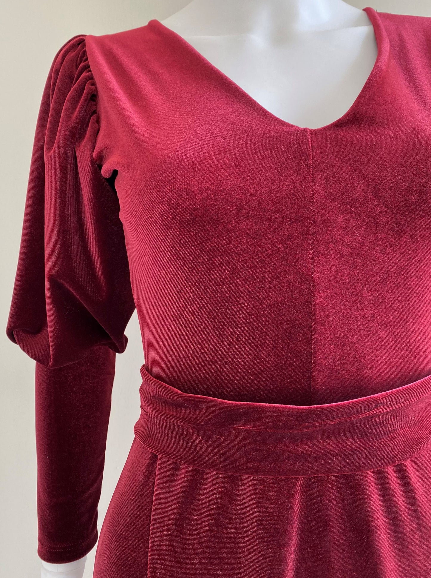 Vestido velvet manga globo tinto.