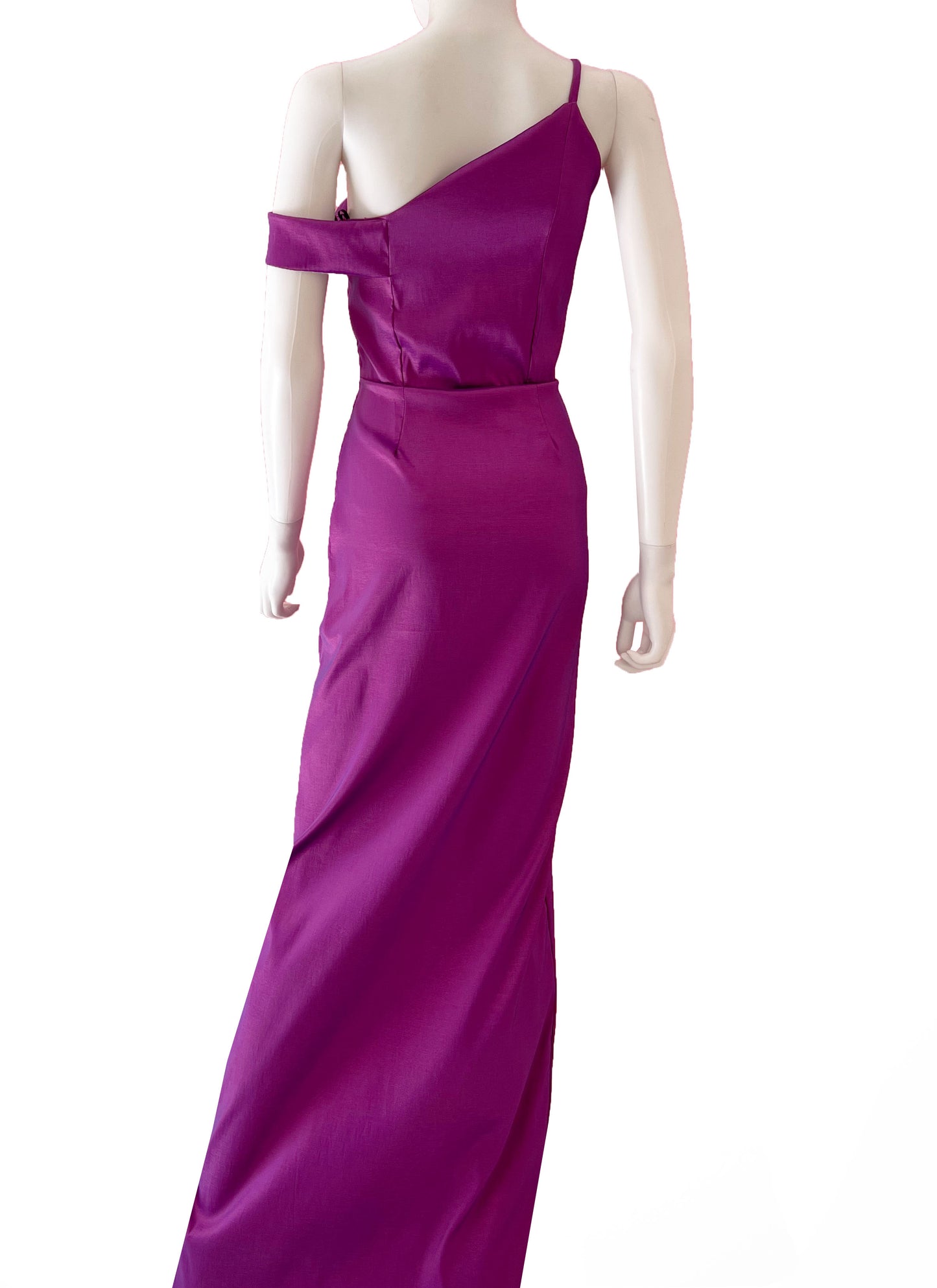 Vestido un tirante y manga caída magenta.