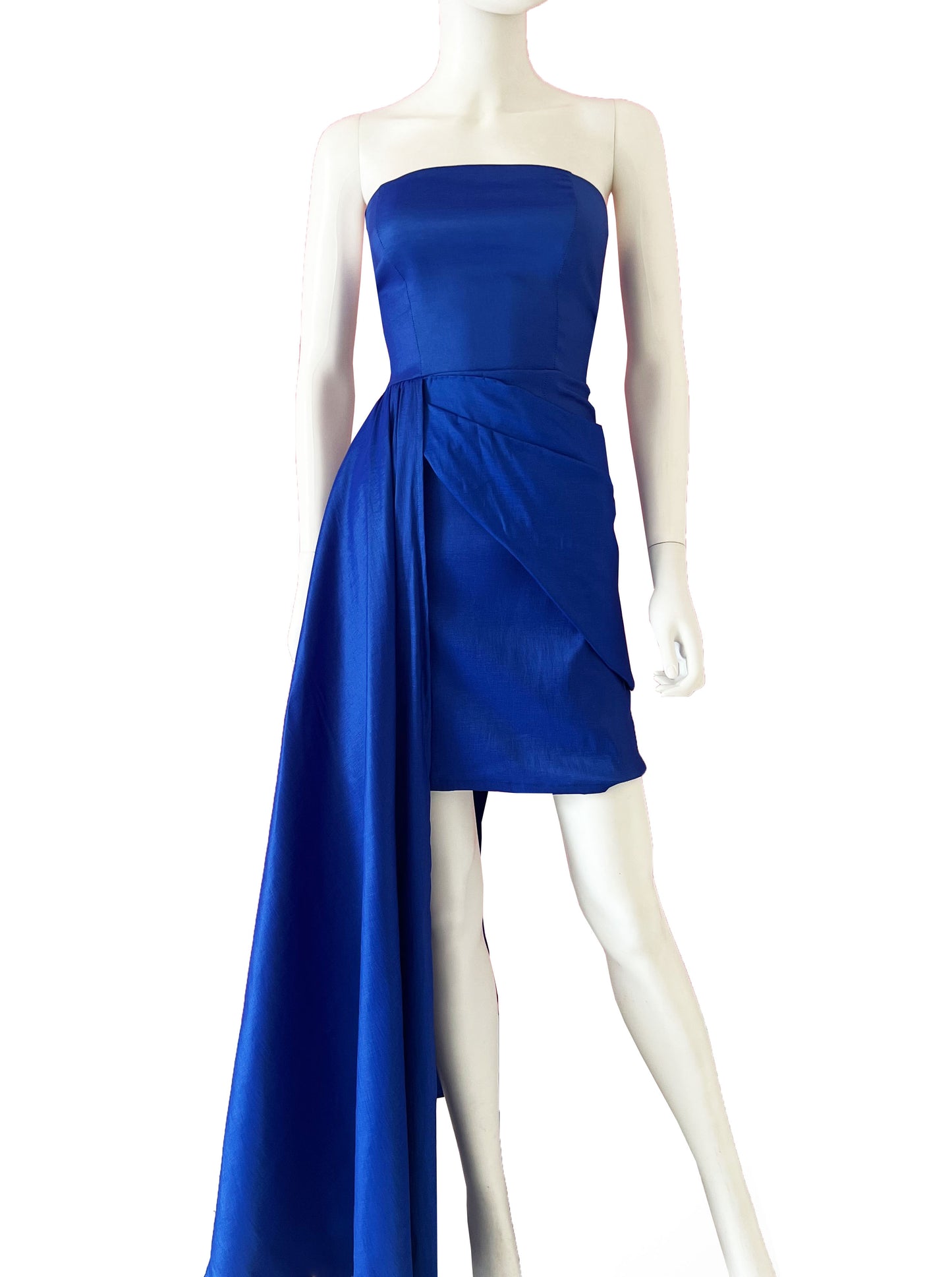 Vestido tafeta asimétrico azul rey.