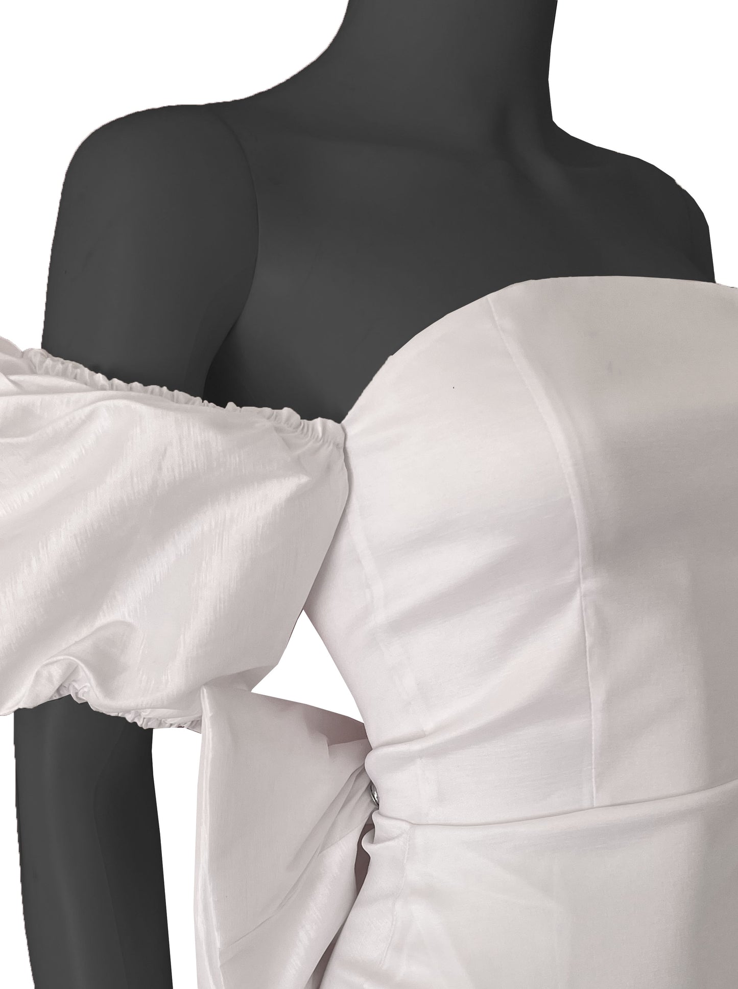 Vestido corto moño y cauda blanco.