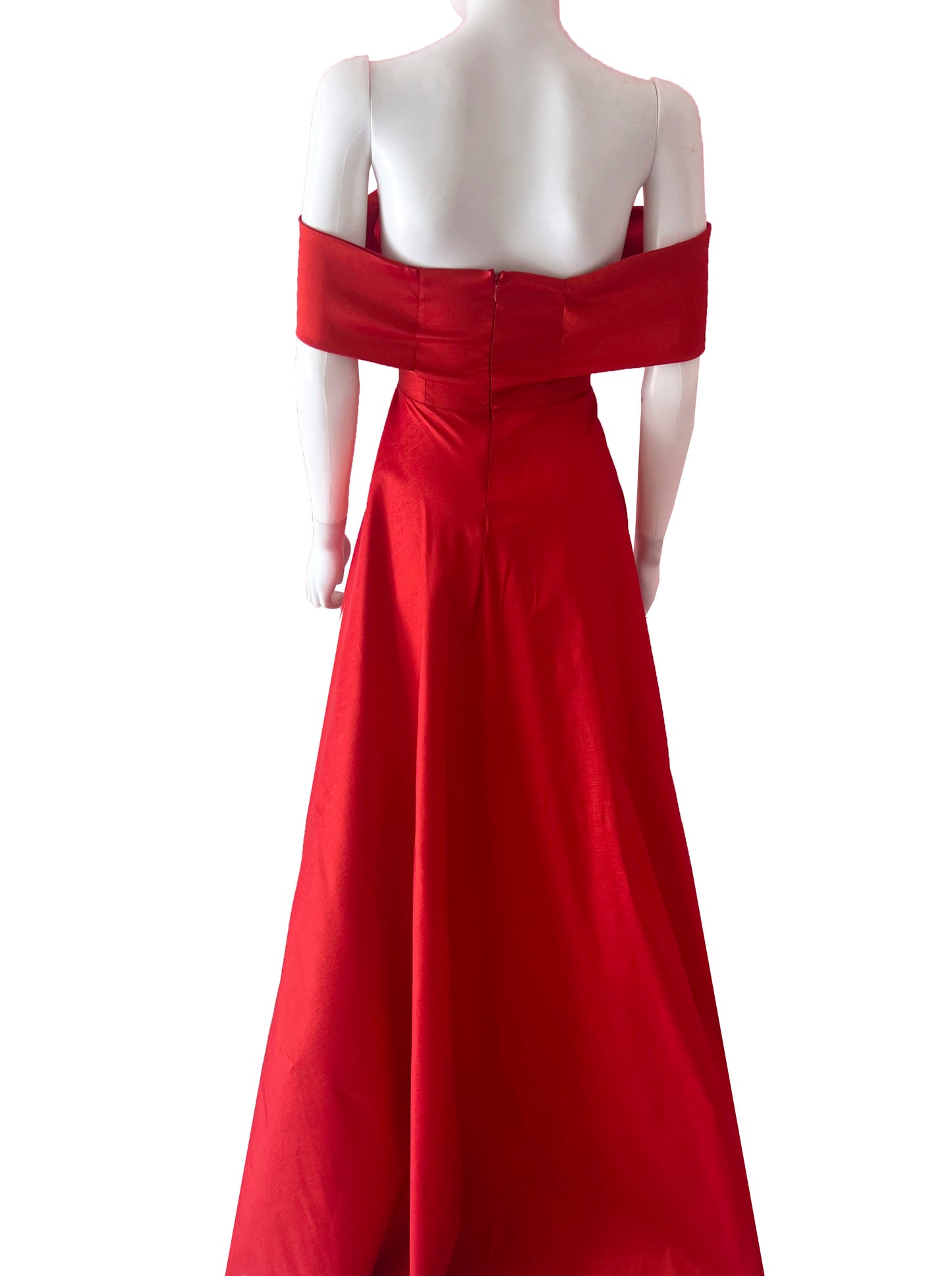 Vestido sin hombros rojo.