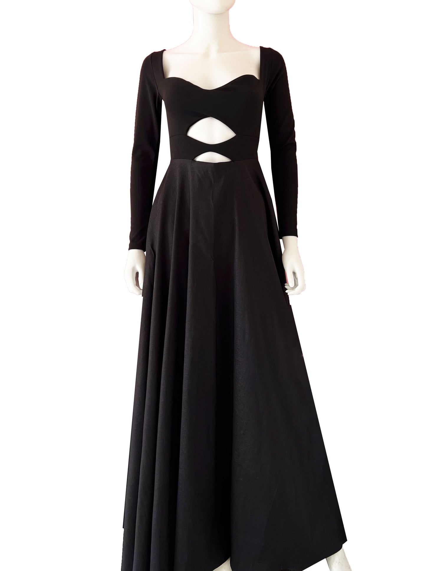 Vestido cout-out falda amplia negro.