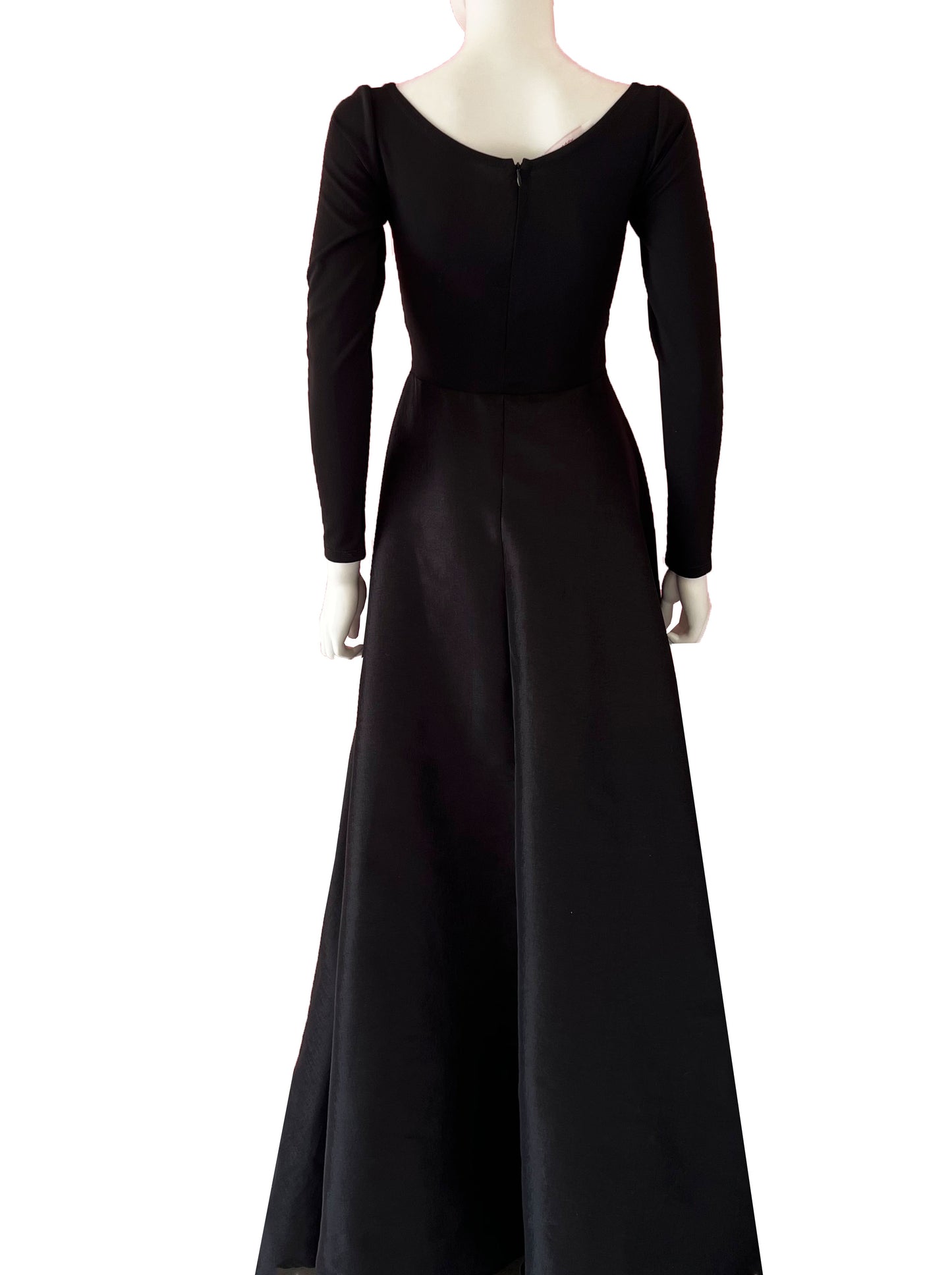 Vestido cout-out falda amplia negro.