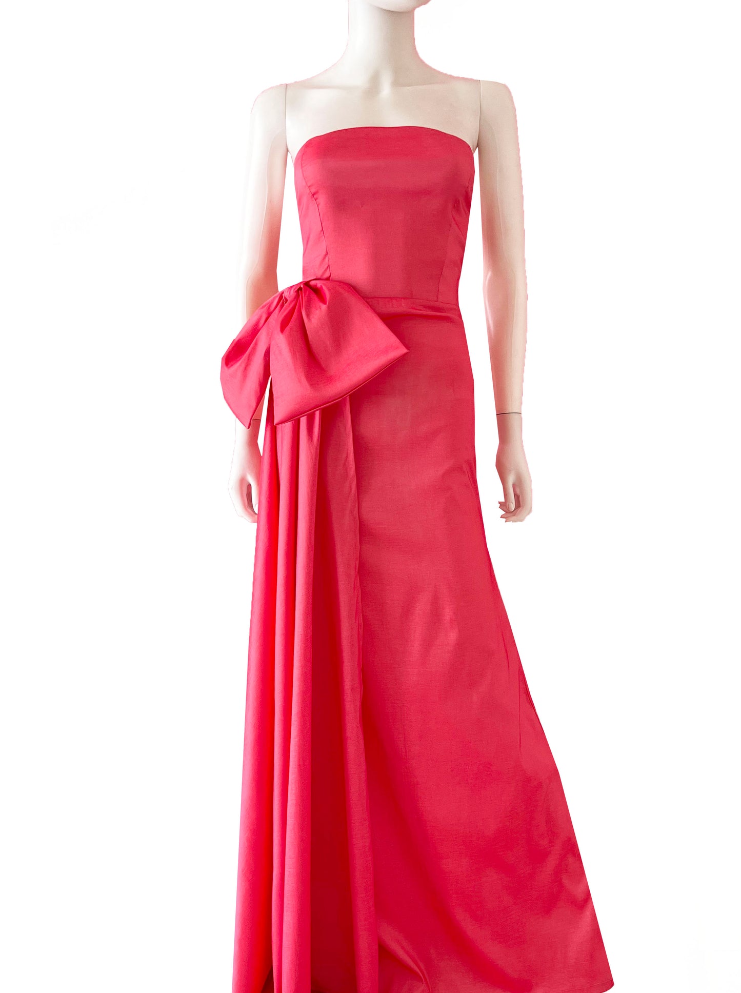 Vestido cauda lateral con moño coral.