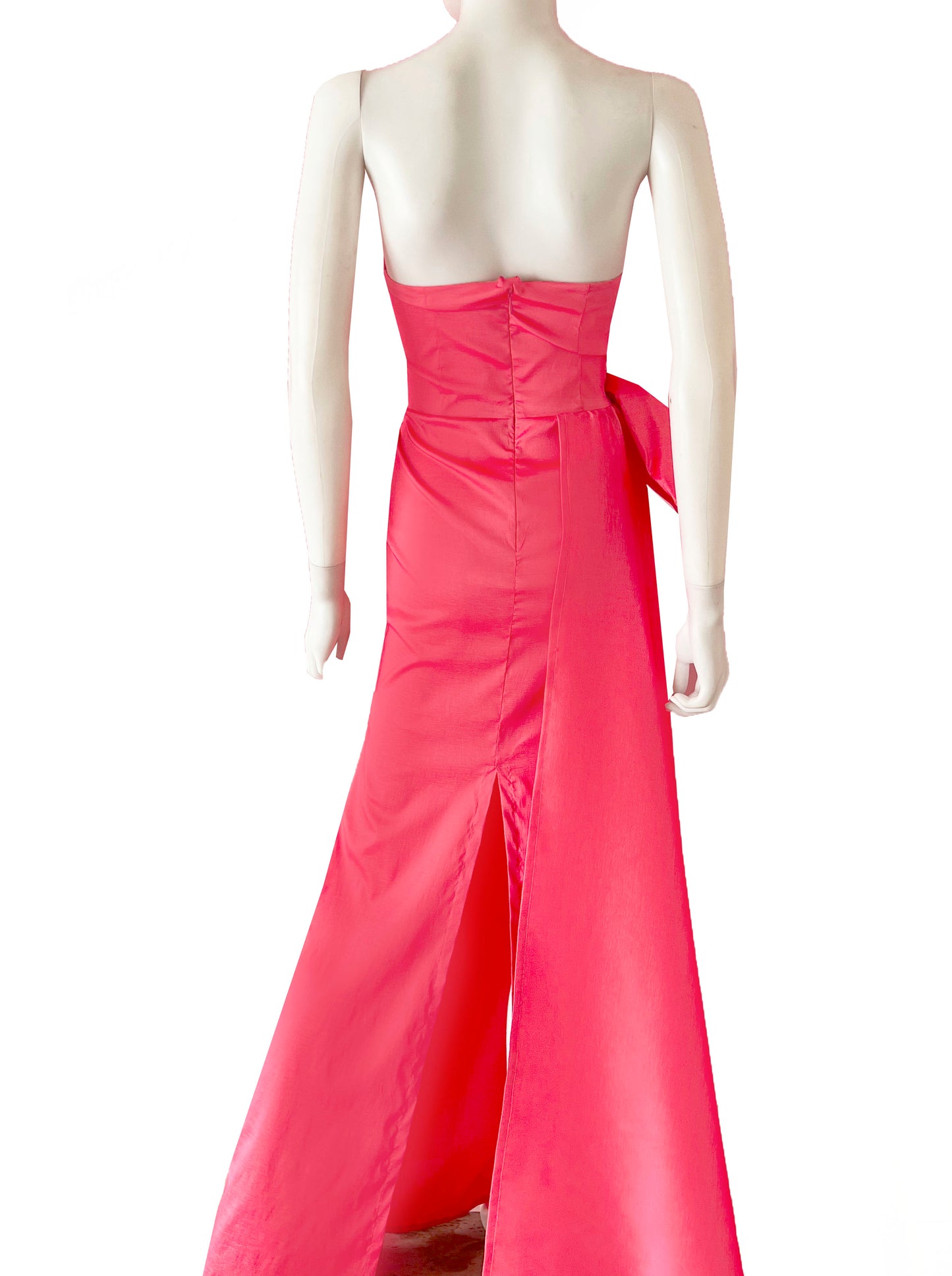 Vestido cauda lateral con moño coral.