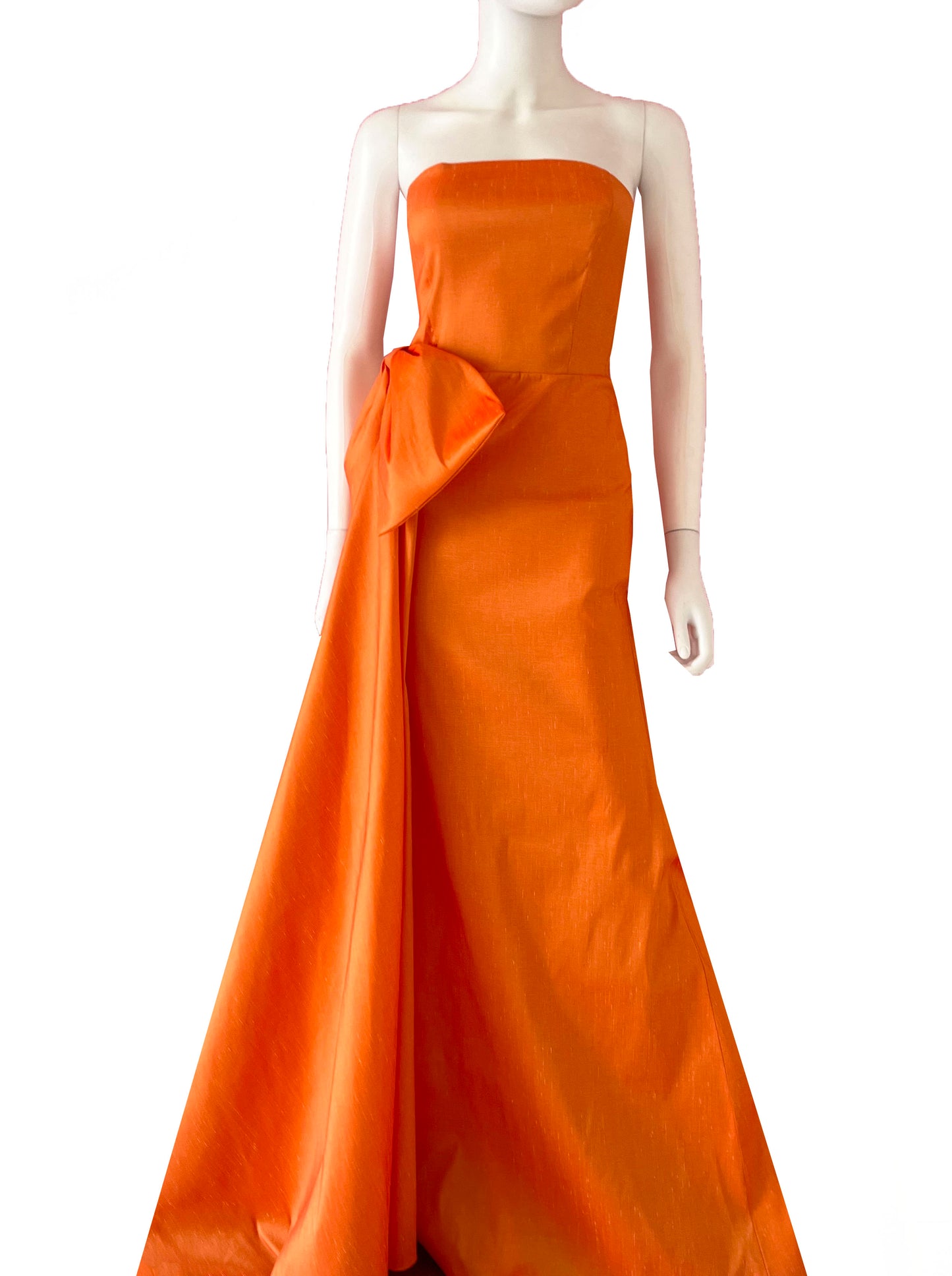 Vestido cauda lateral con moño naranja.