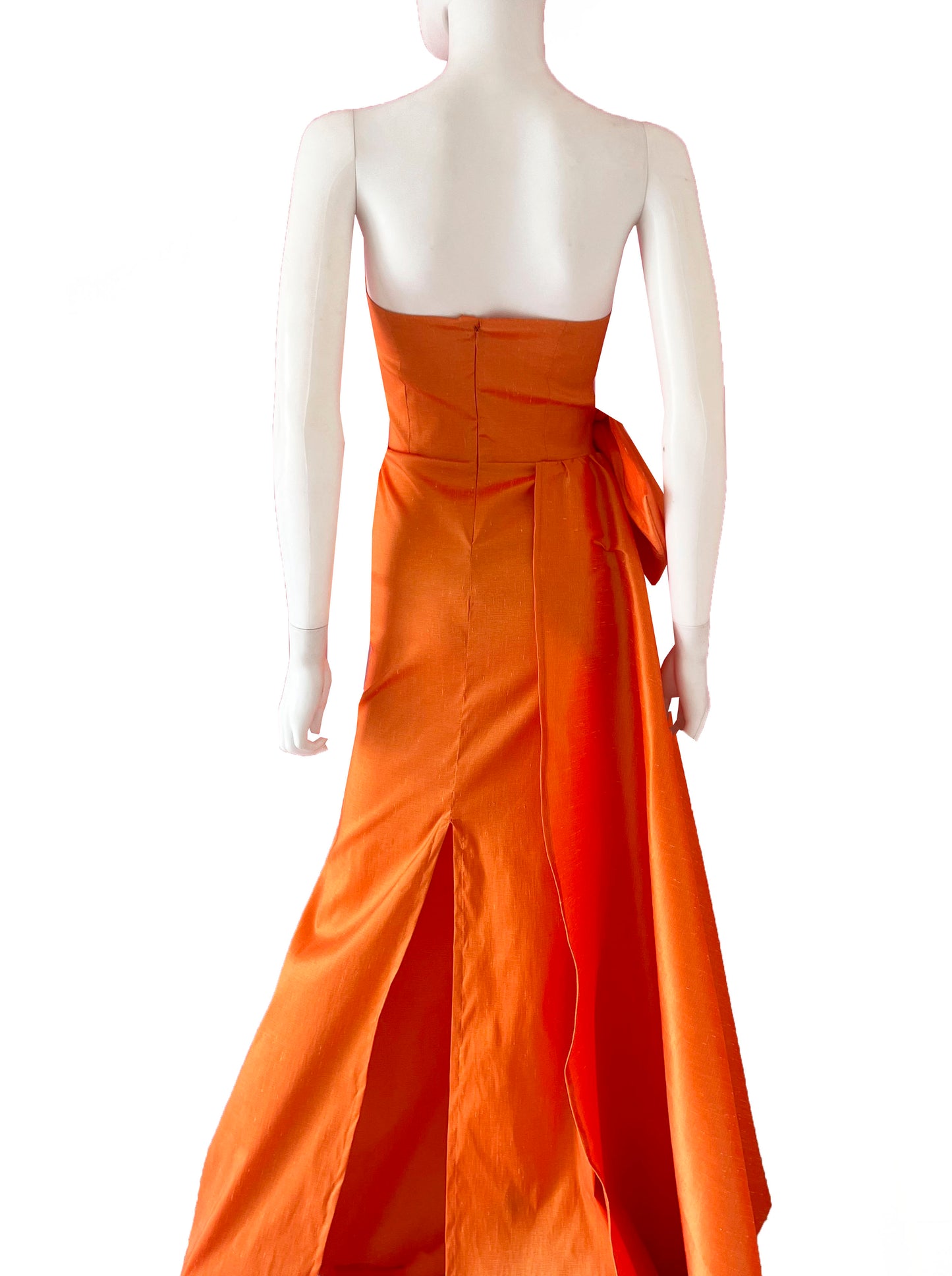 Vestido cauda lateral con moño naranja.