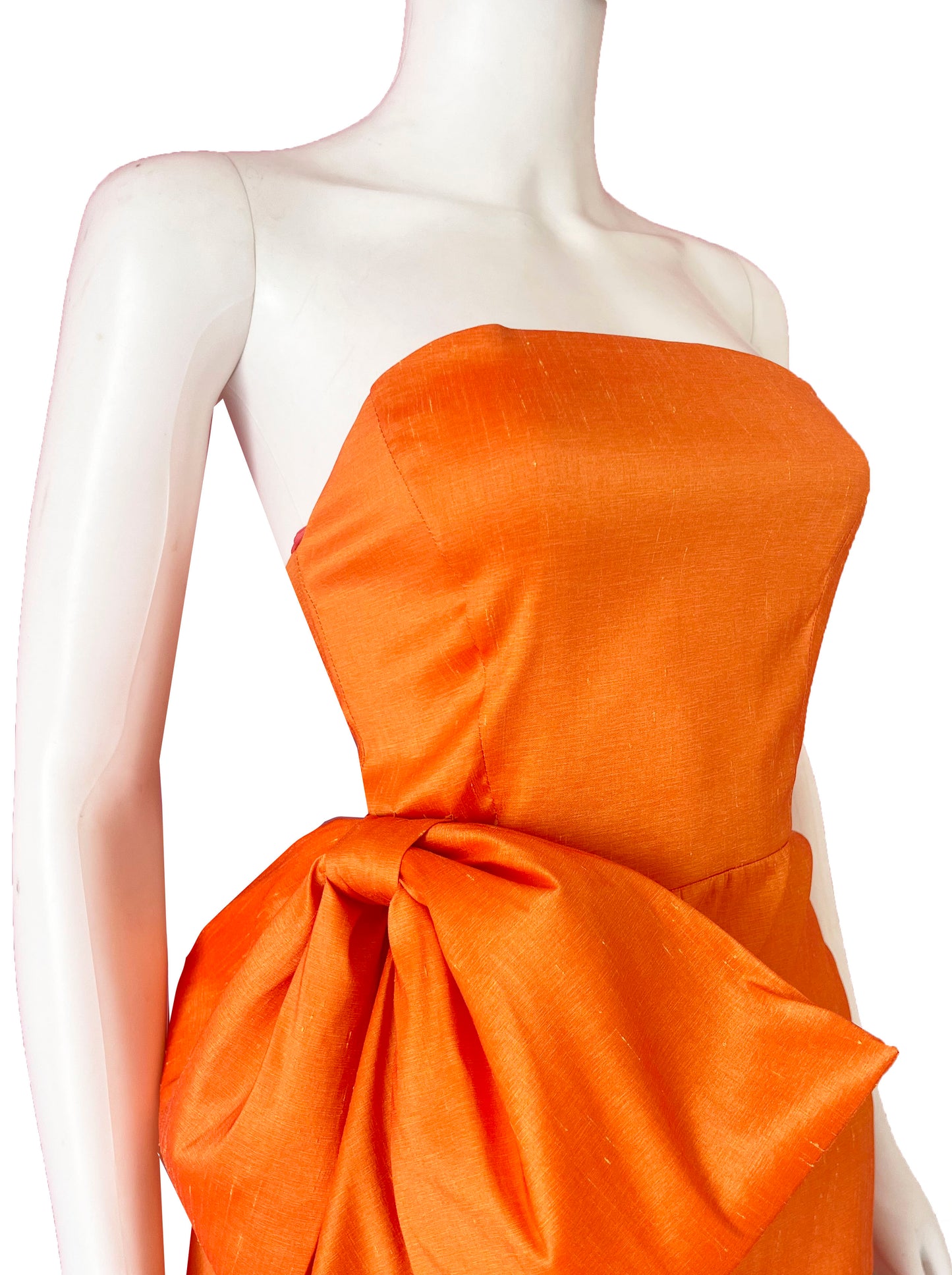 Vestido cauda lateral con moño naranja.