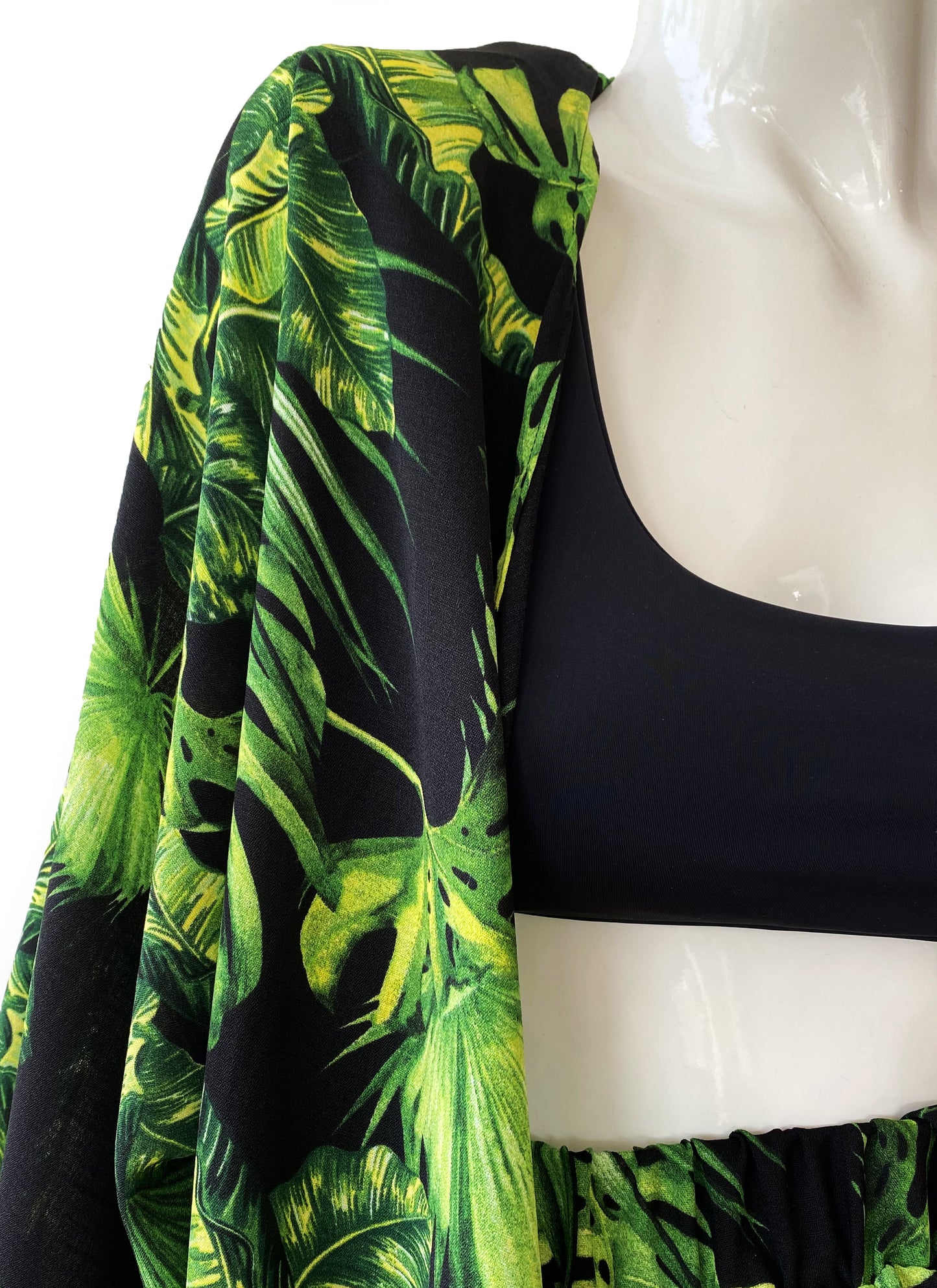 Kimono largo estampado negro.