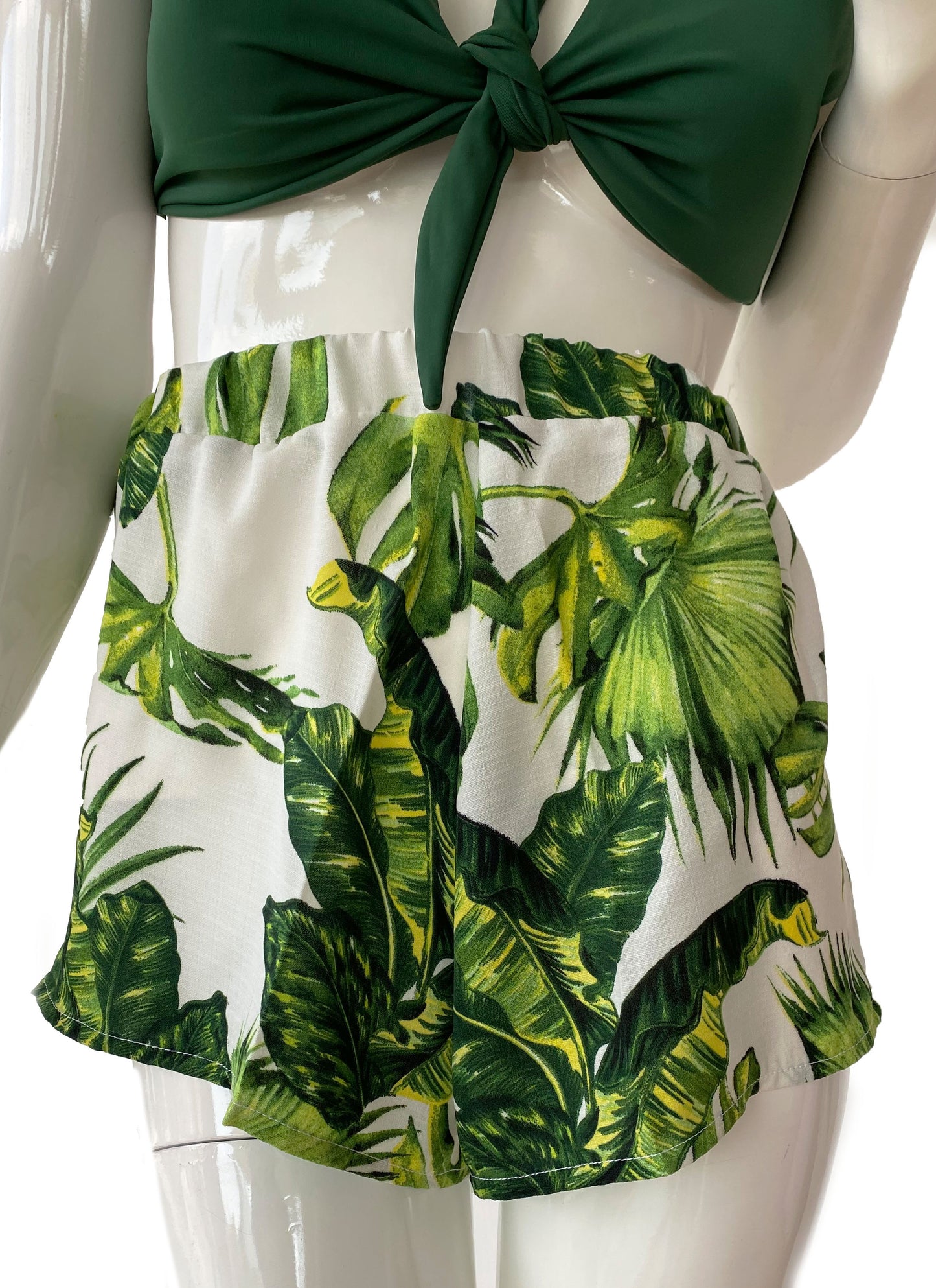 Short palmeras blanco.